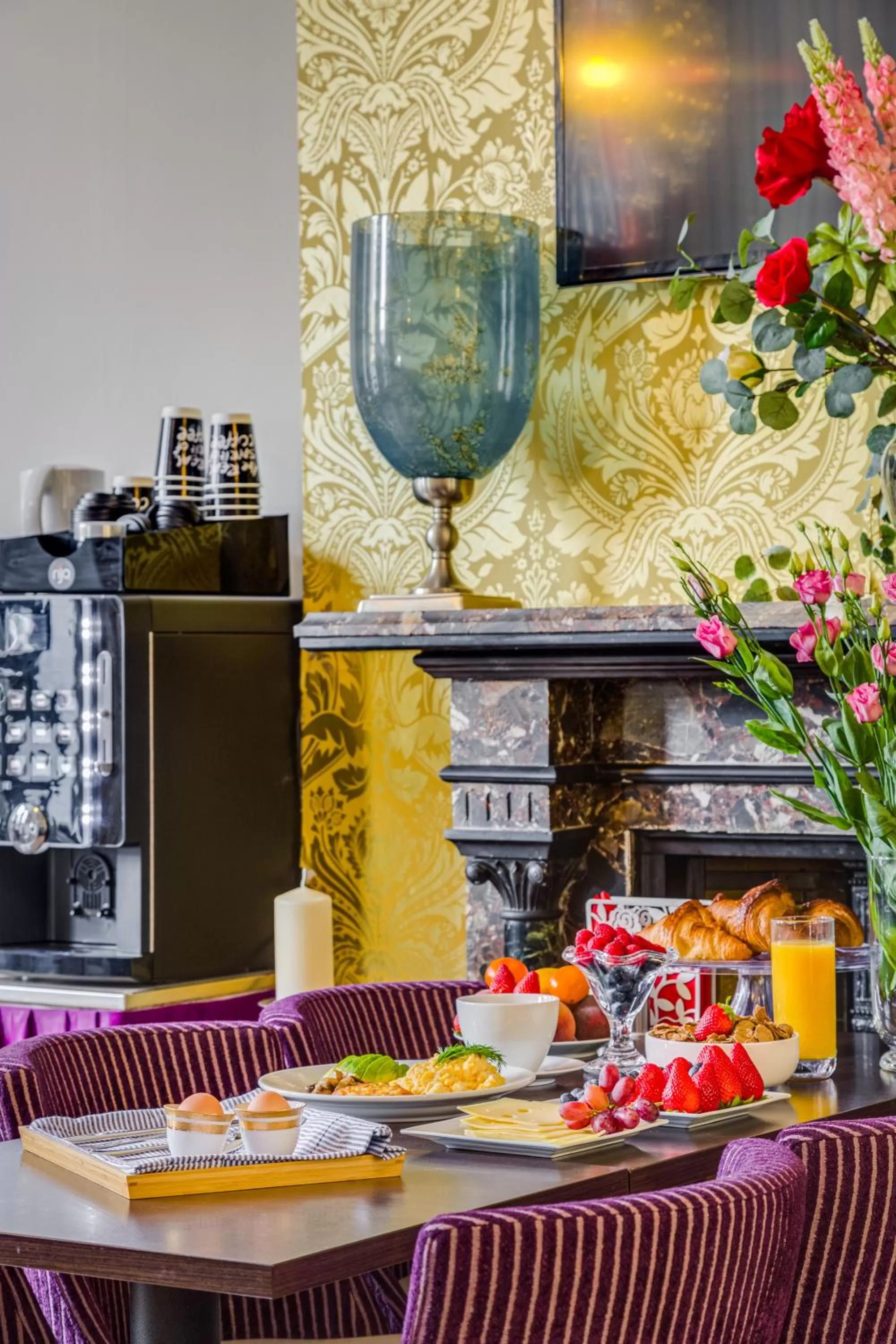 Restaurant/places to eat in 1 Lexham Gardens Hotel