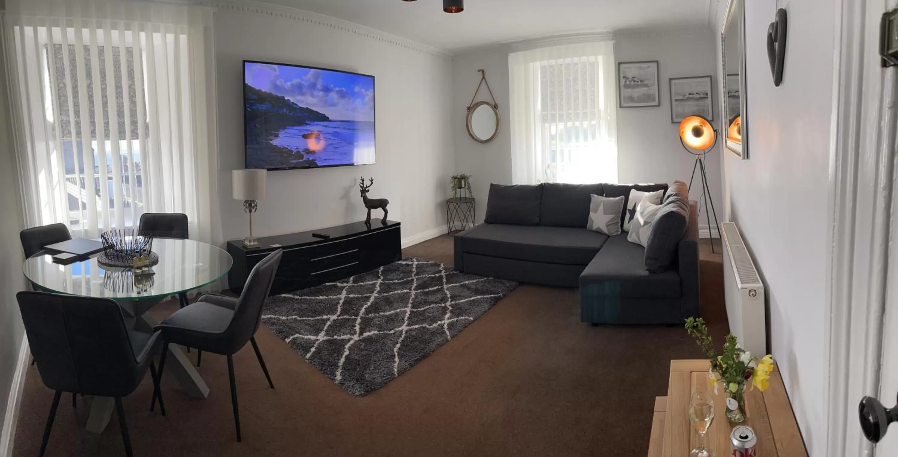 Communal lounge/ TV room in The Upper Largo Hotel & Restaurant