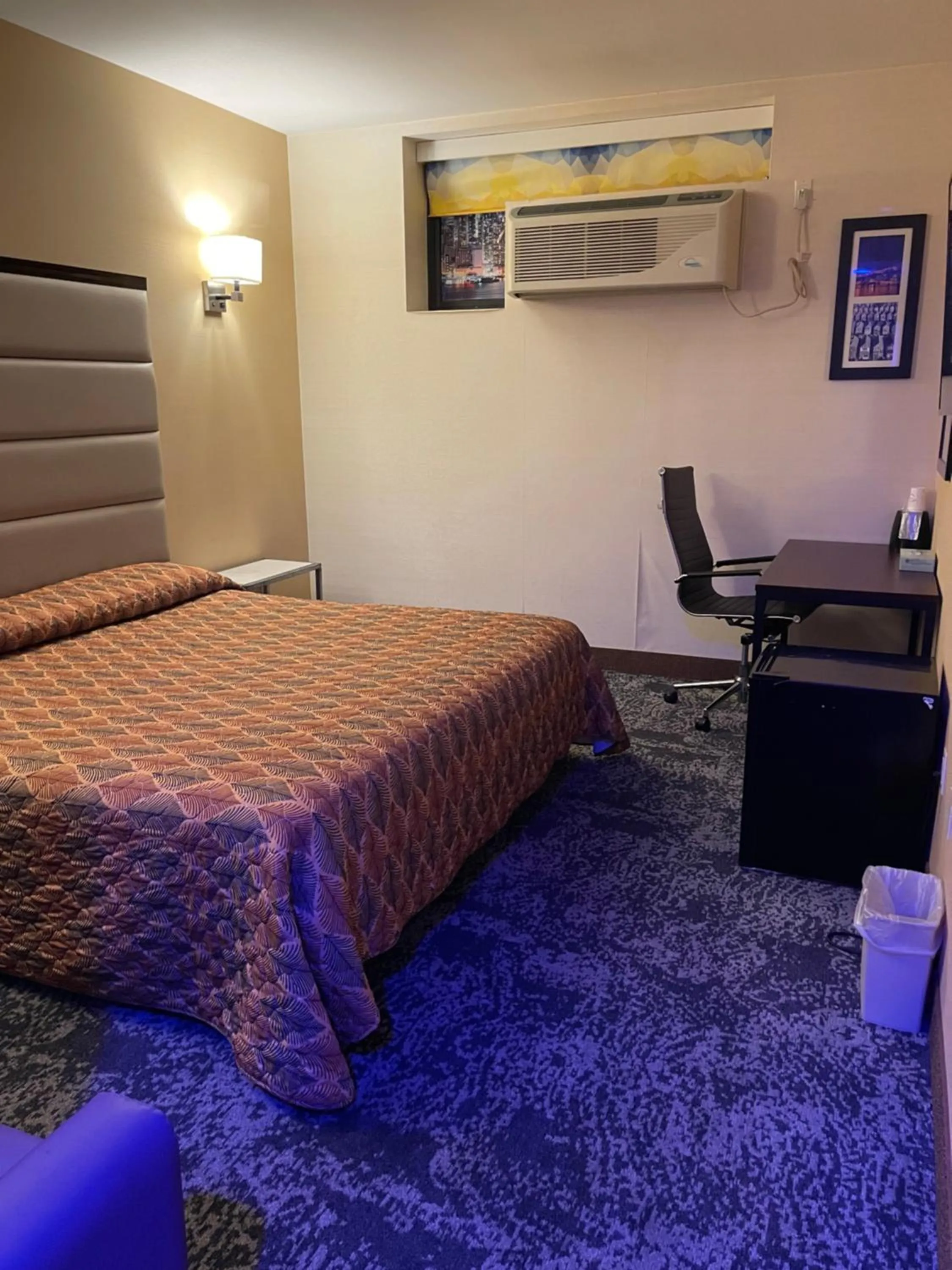 Photo of the whole room, Bed in 7 Days Hotel