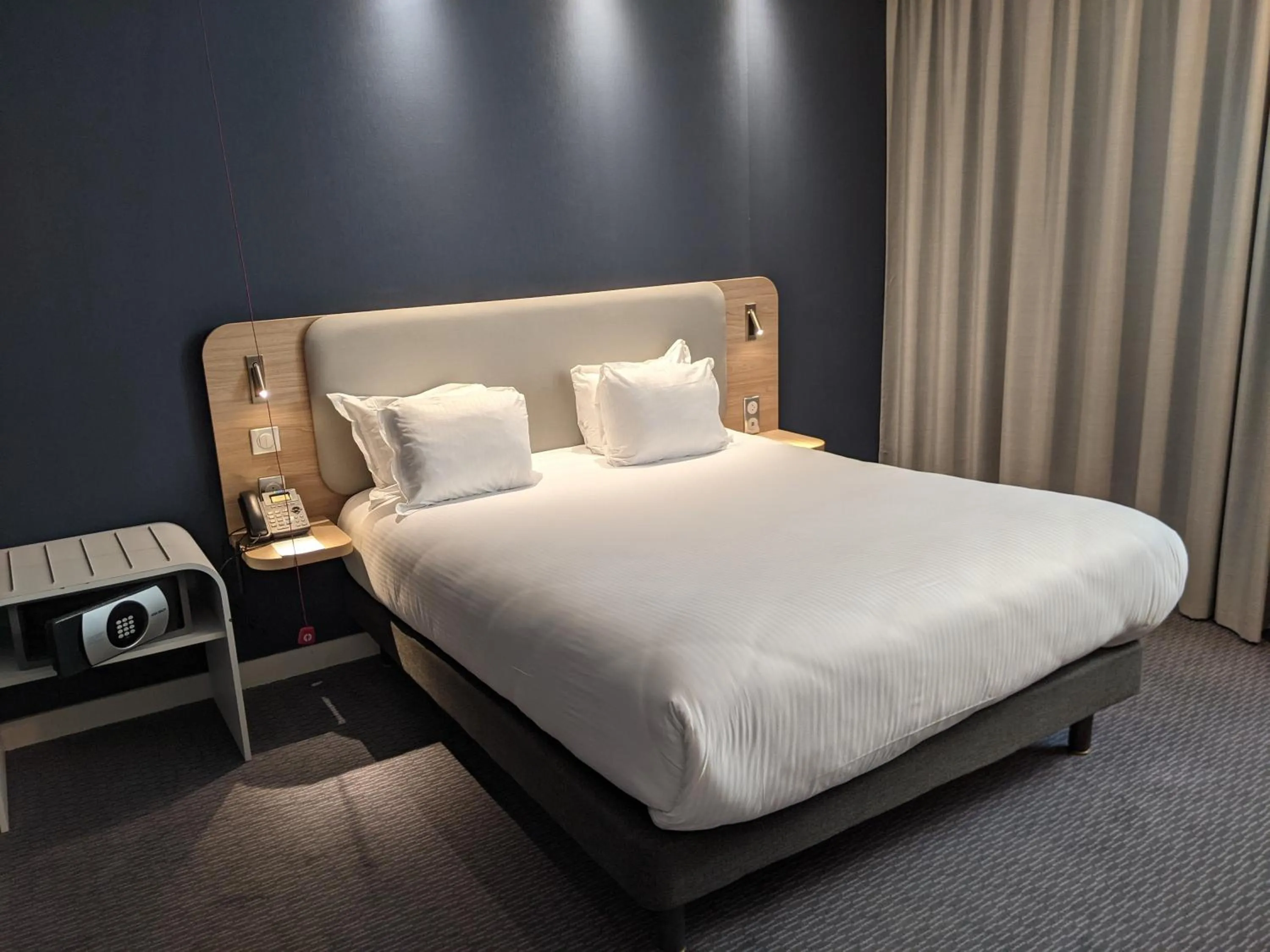 Photo of the whole room, Bed in Holiday Inn Express Paris - Velizy by IHG