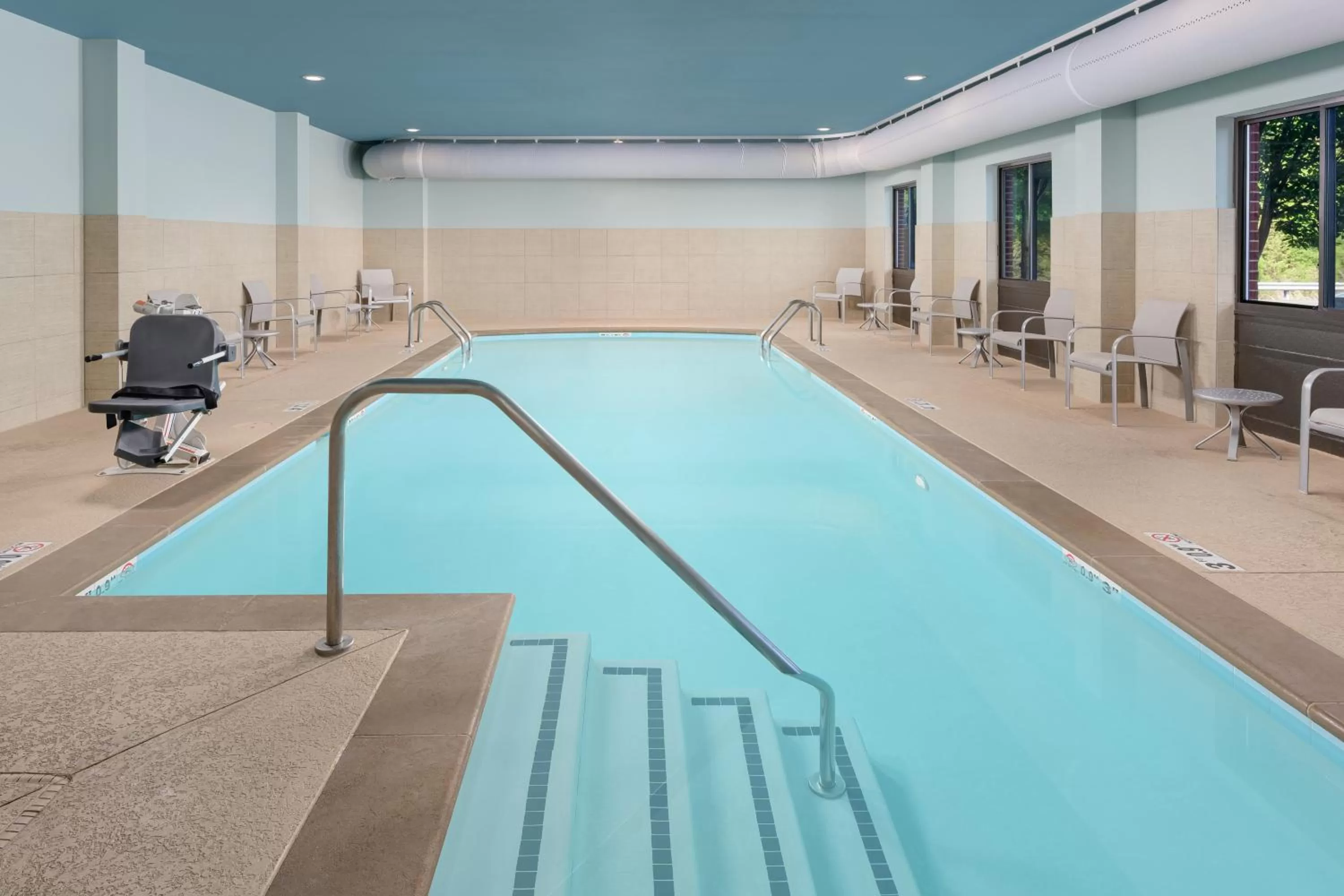 Swimming pool in Holiday Inn Express - Tullahoma by IHG