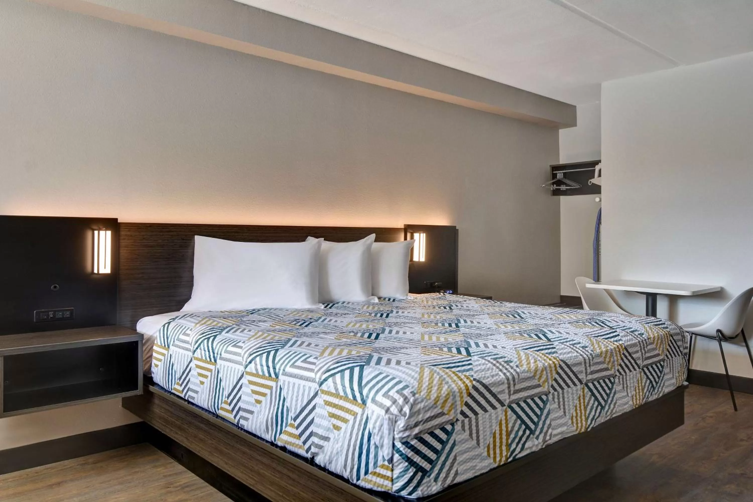 Photo of the whole room, Bed in Studio 6-Jacksonville, FL - Baymeadows