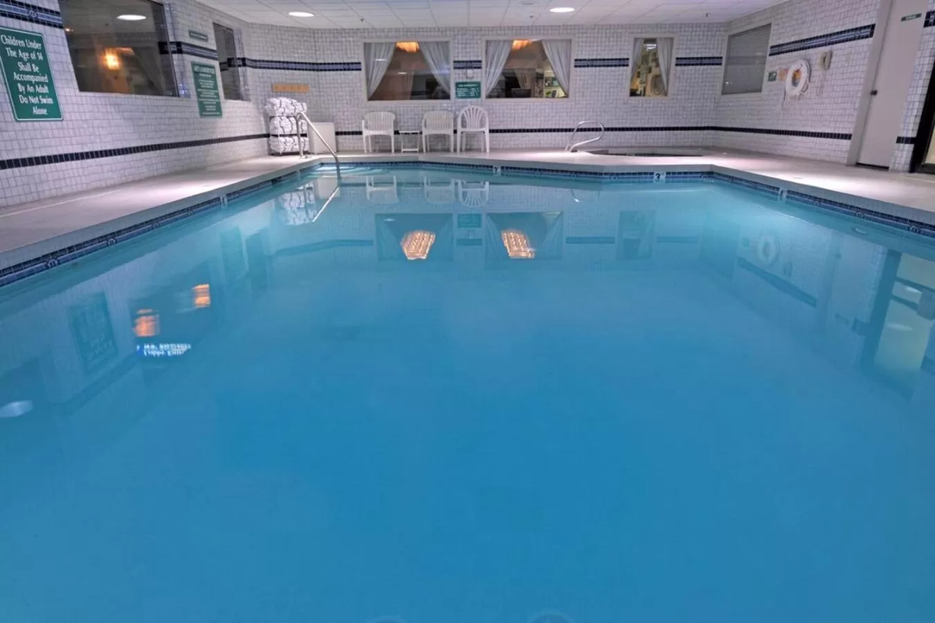 Swimming pool in Shilo Inn Suites Hotel - Nampa Suites