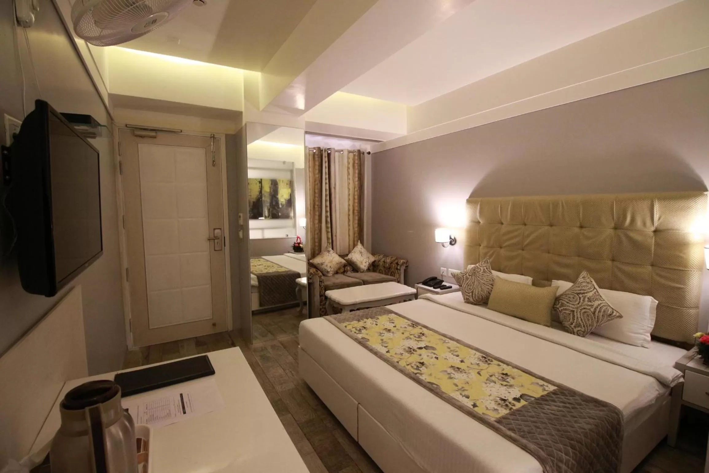 Photo of the whole room, Bed in Hotel Emerald