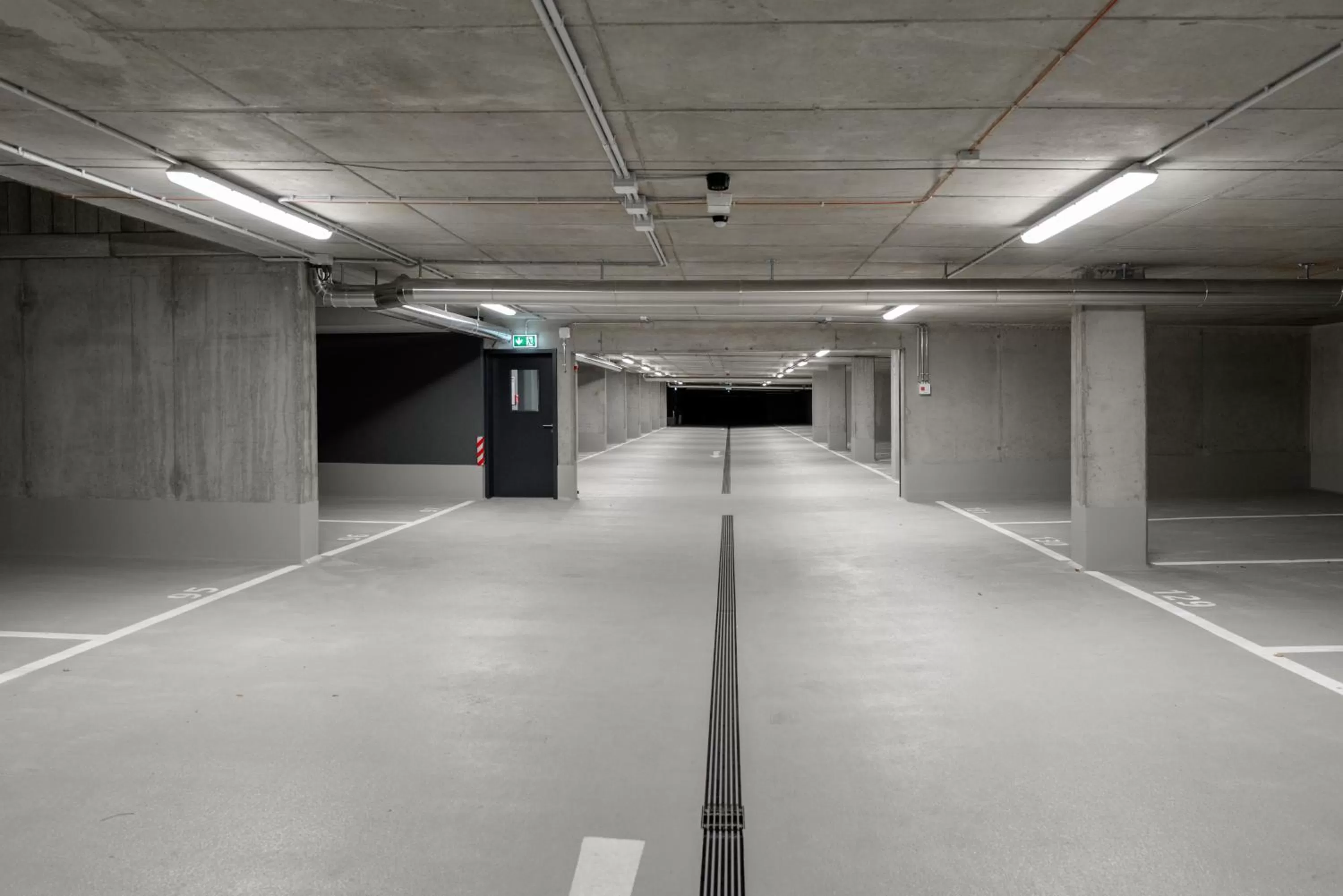 Property building in FreshSuites & Bar