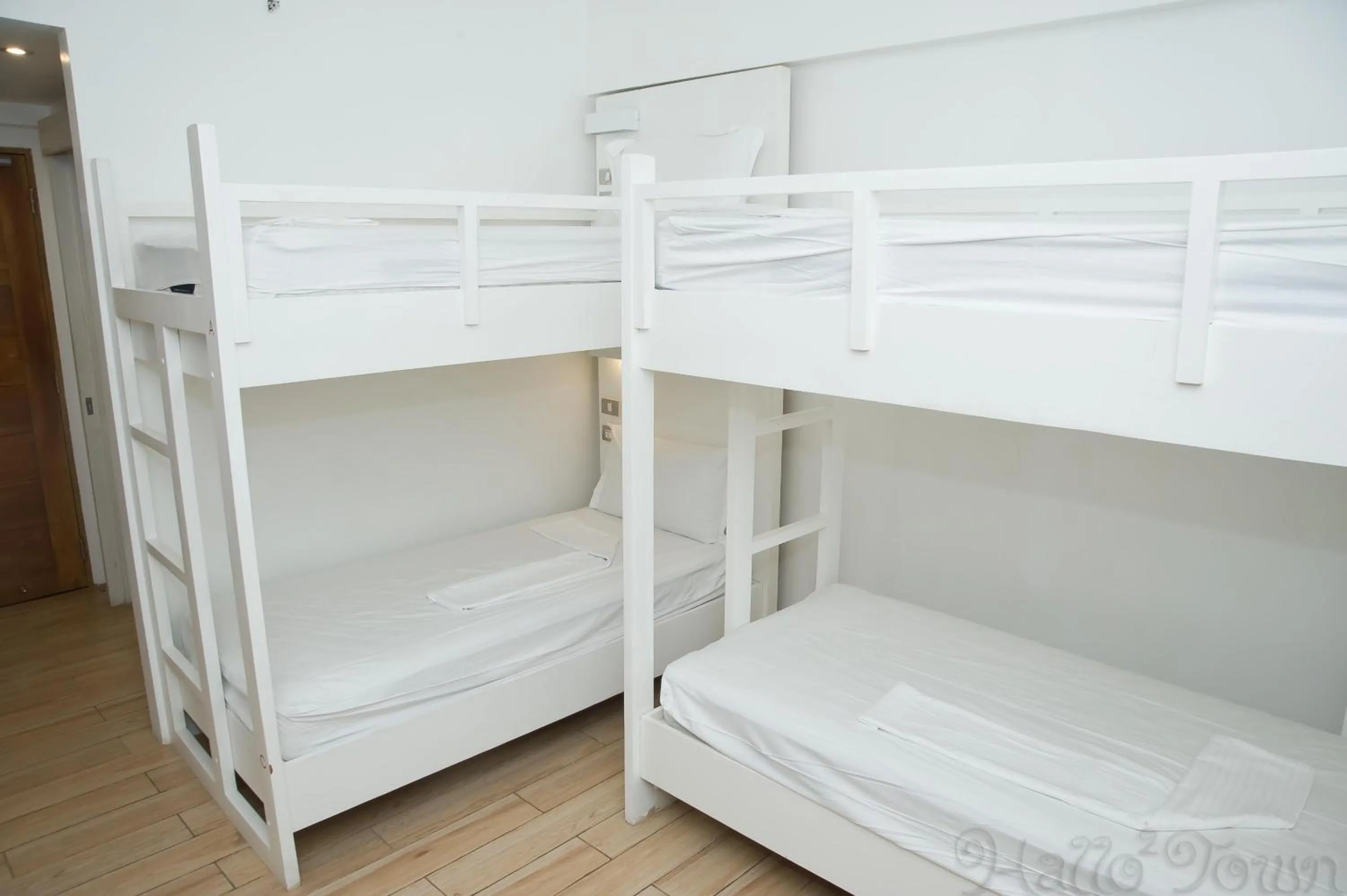 bunk bed, Bed in Heroes Hotel