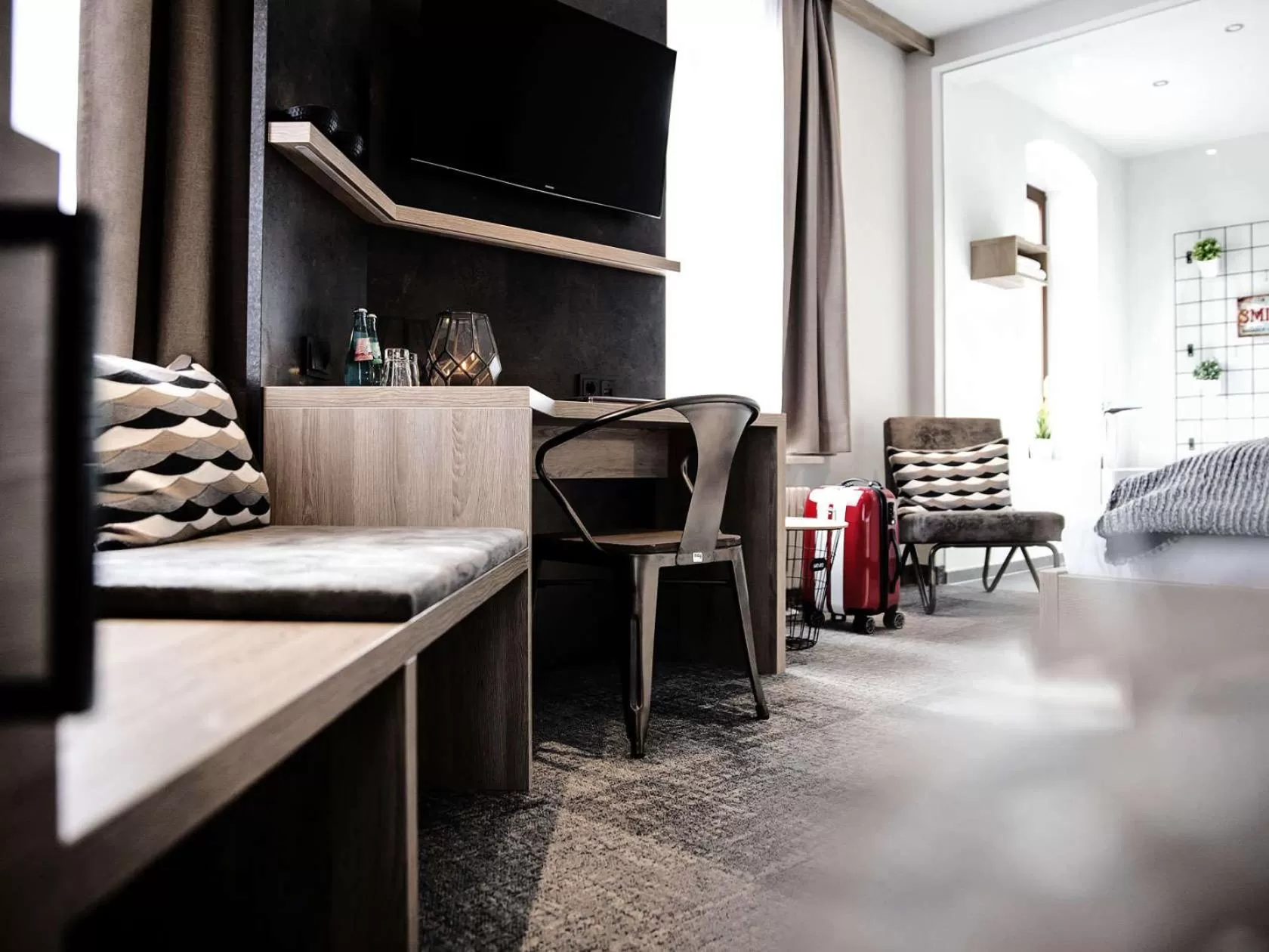 Bathroom, Bed in alexxanders Hotel & Boardinghouse, Restaurant