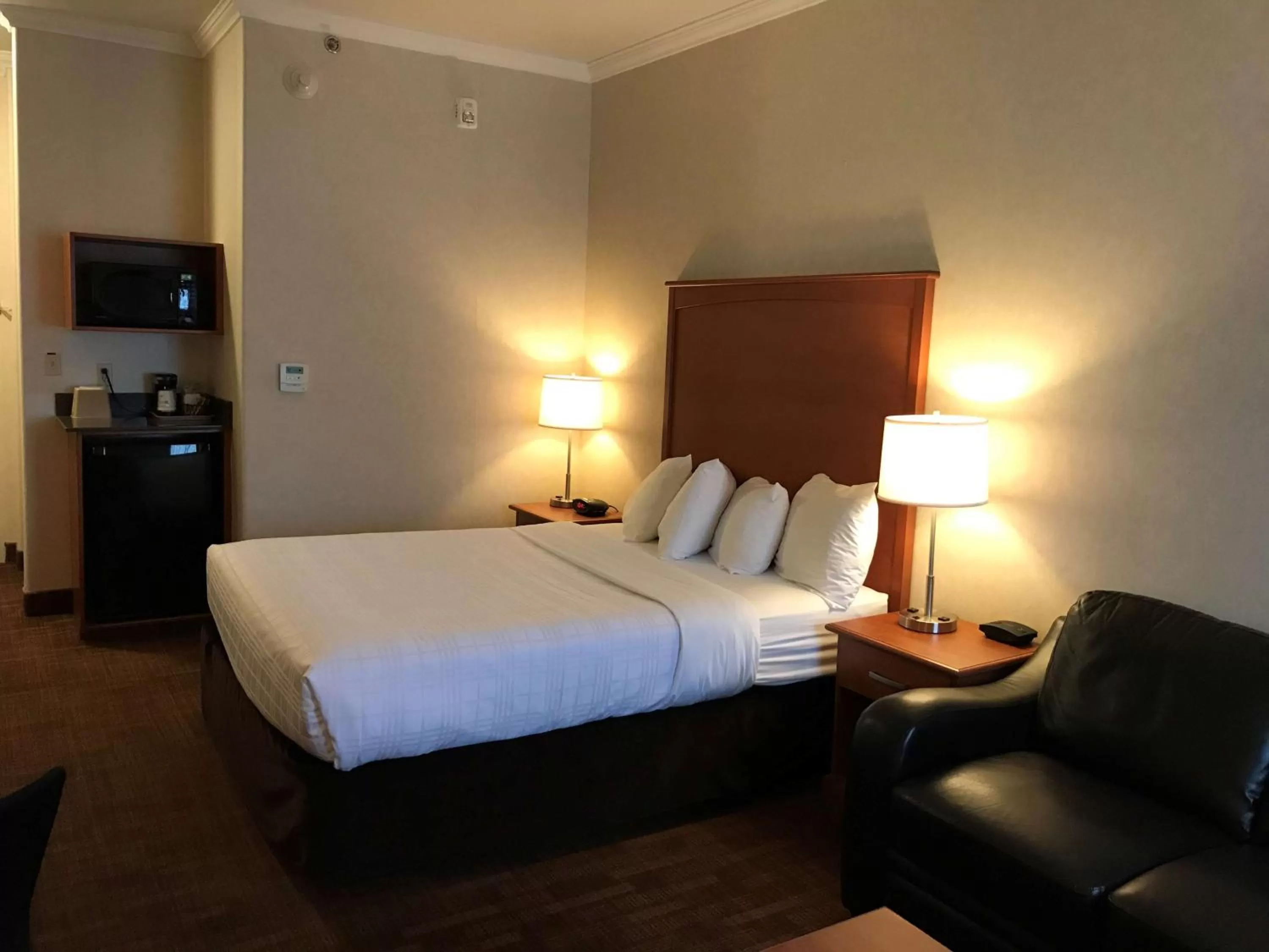 Photo of the whole room, Bed in Best Western Thunder Bay Crossroads