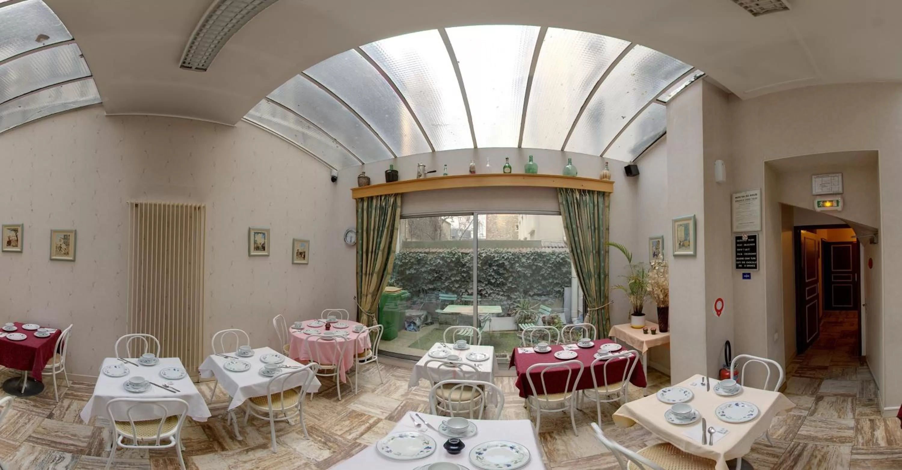 Restaurant/places to eat in Hotel Le Clos d'Alésia