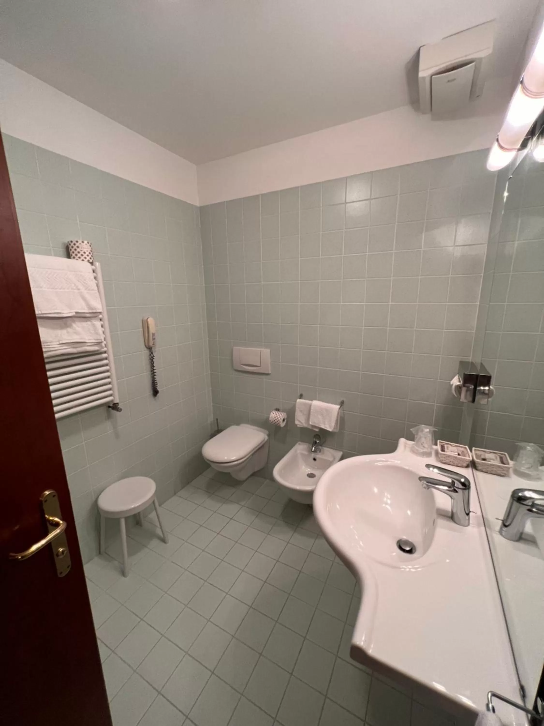 Shower in Hotel Due Torri Tempesta