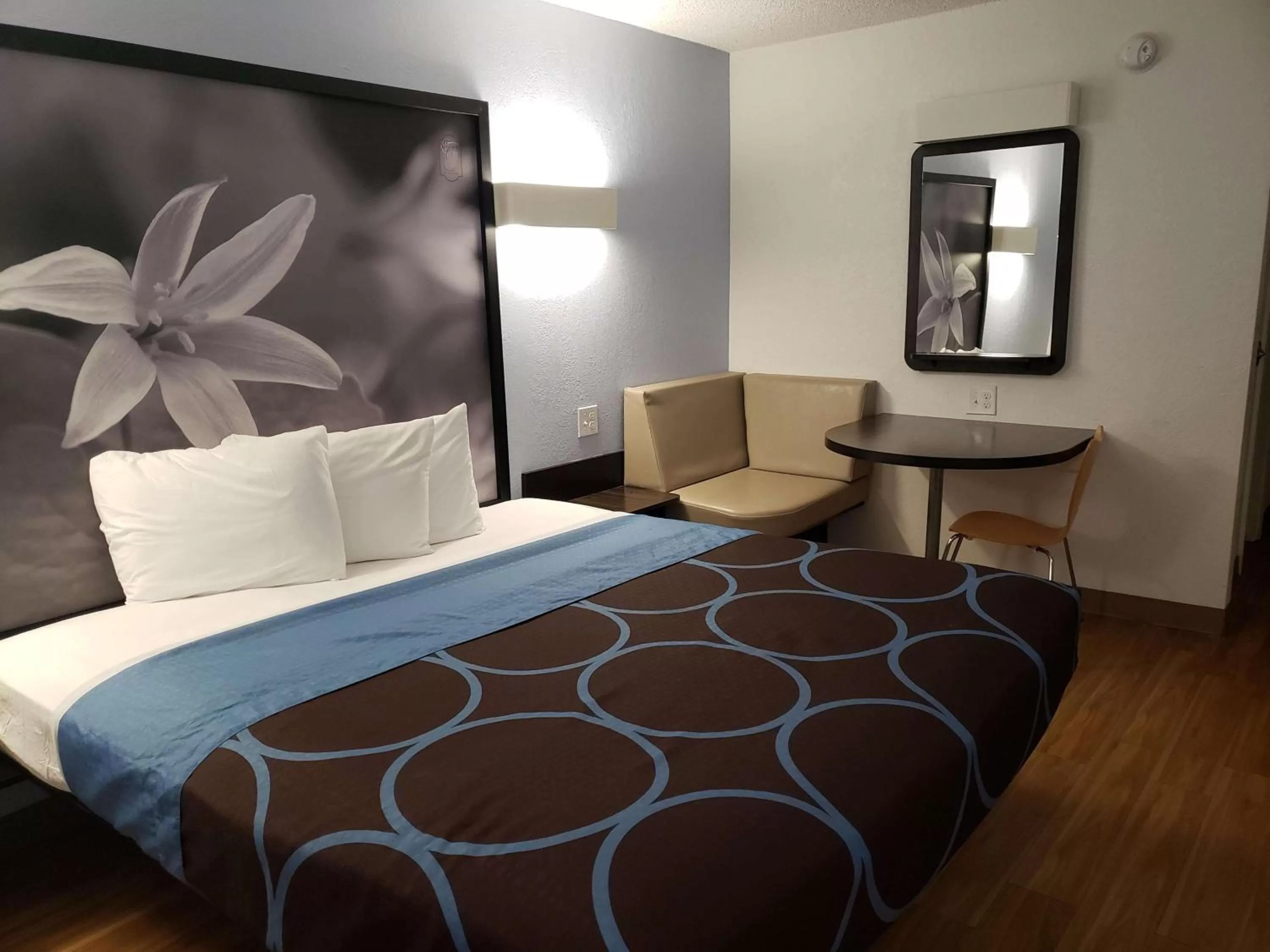 Photo of the whole room, Bed in Super 8 by Wyndham Fort Smith