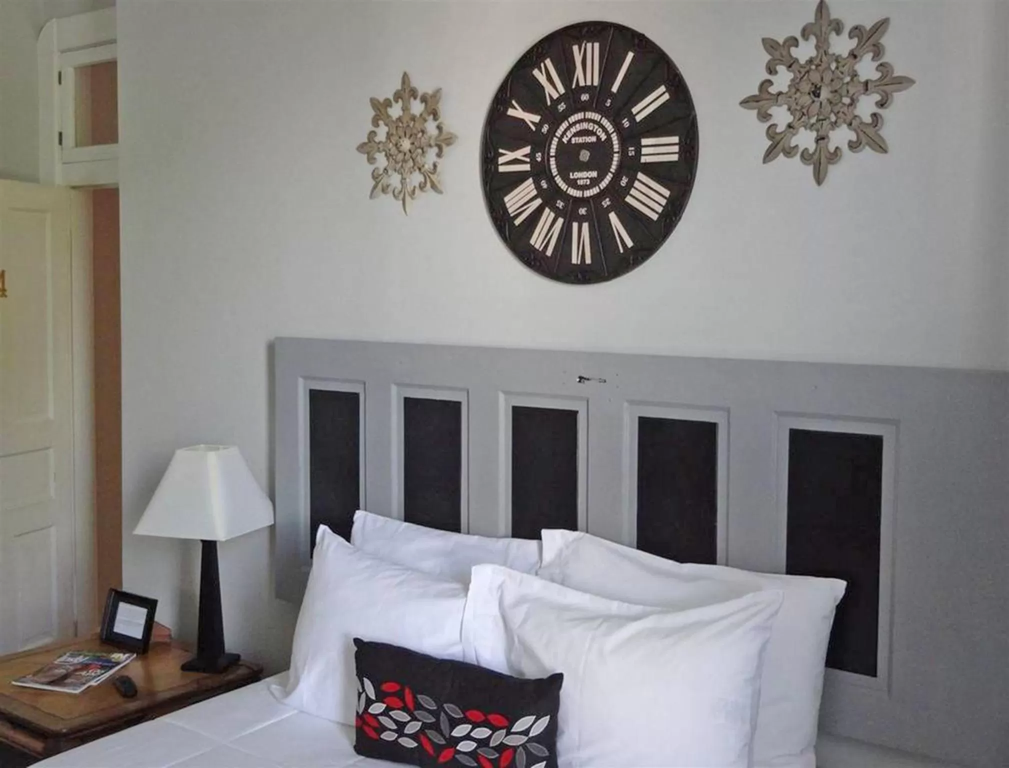 Decorative detail, Bed in Nestle Inn