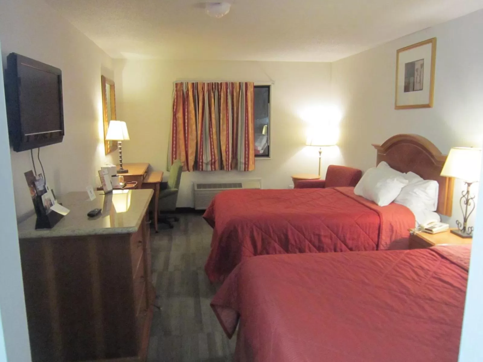 Photo of the whole room, Bed in American Inn and Suites Ionia