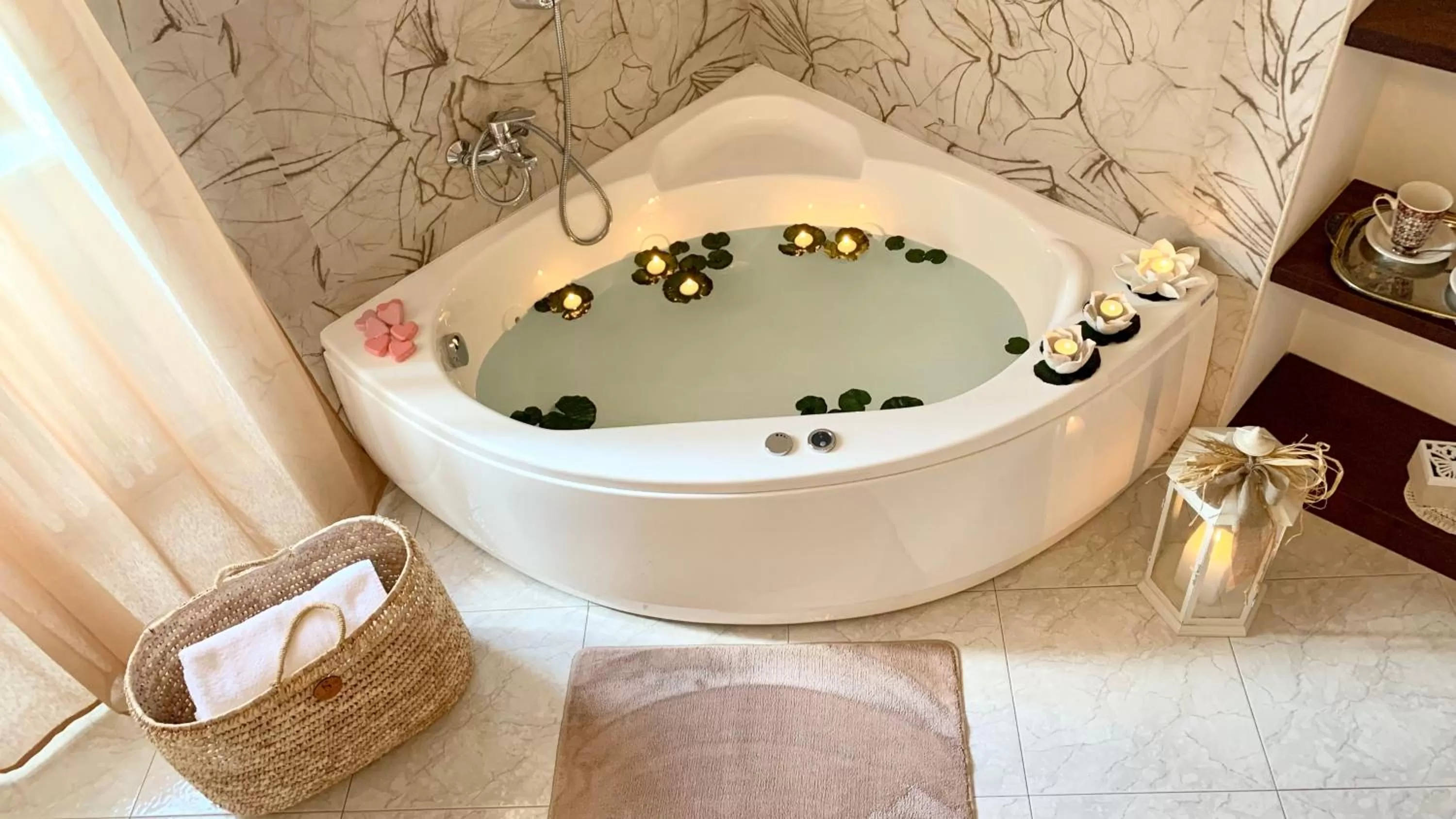 Hot Tub in B&B Villa Maggi