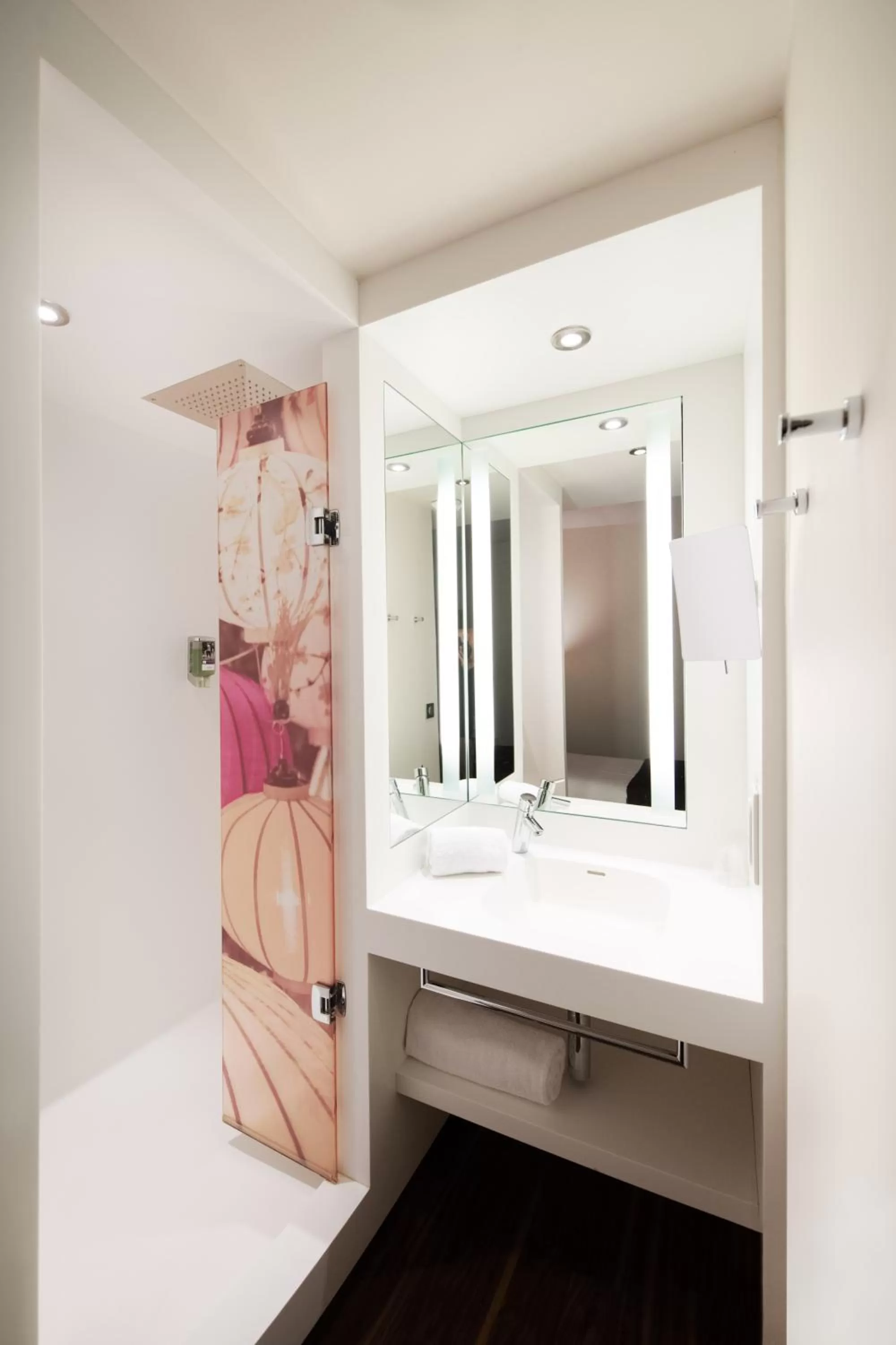 Shower in Mercure Lyon Centre Plaza République