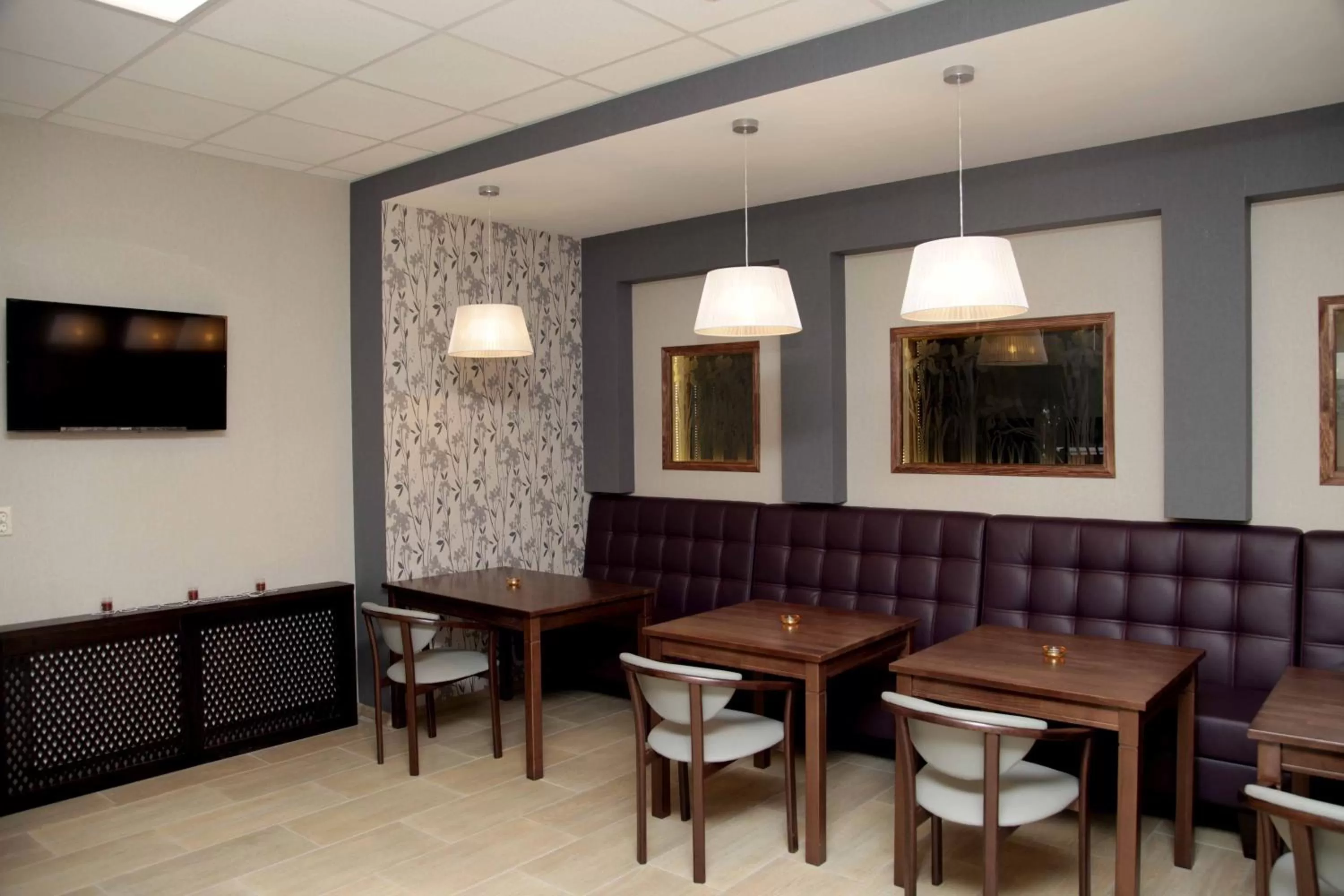 Lounge or bar in irisHotels