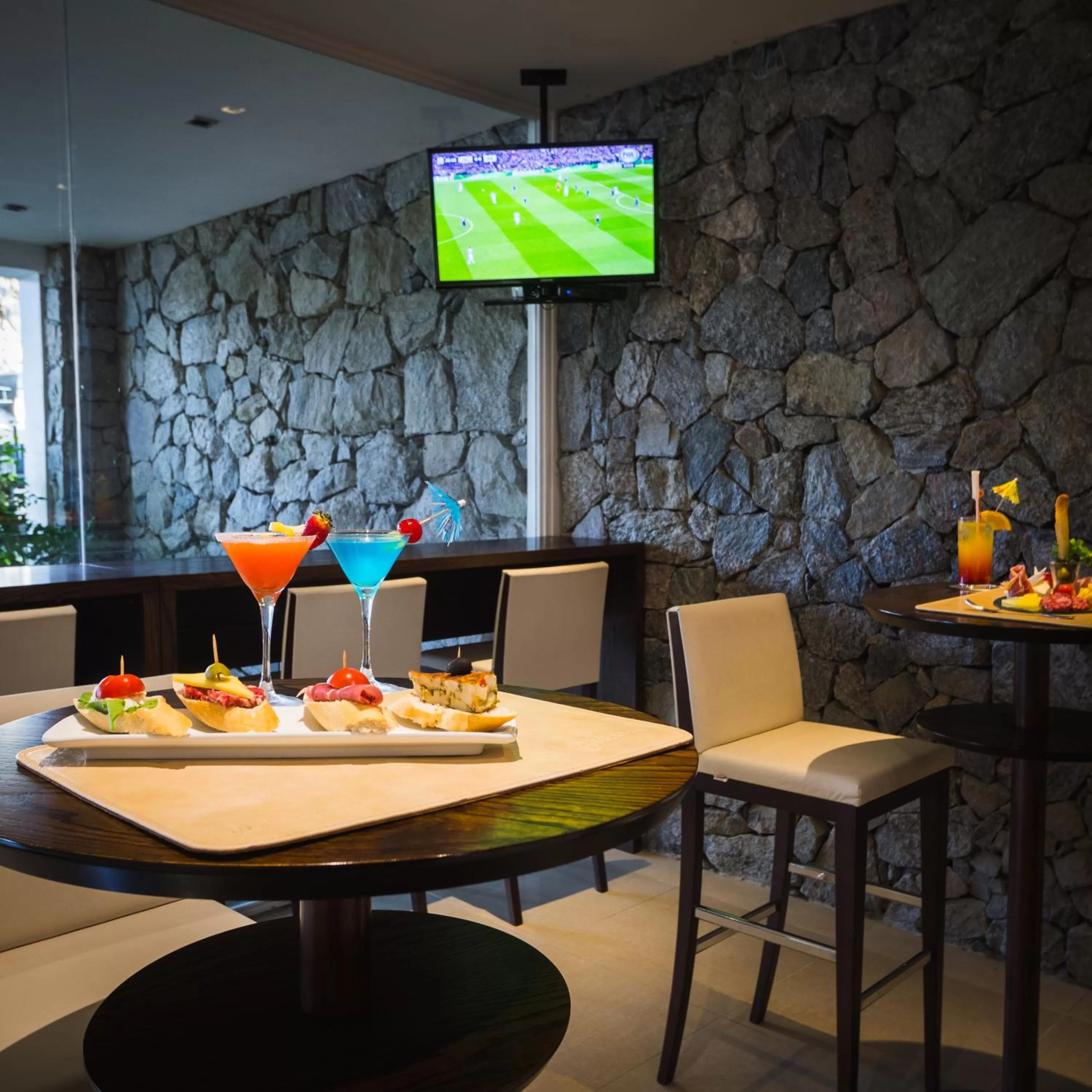 Lounge or bar in Radisson Hotel Colonia del Sacramento