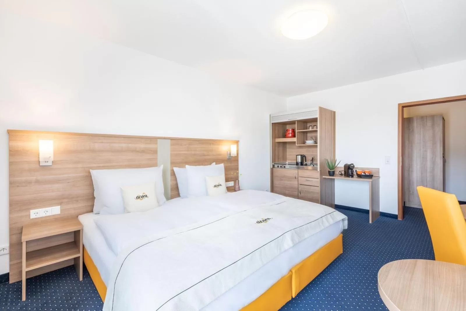 Photo of the whole room, Bed in acora Düsseldorf Living the City - Apartments