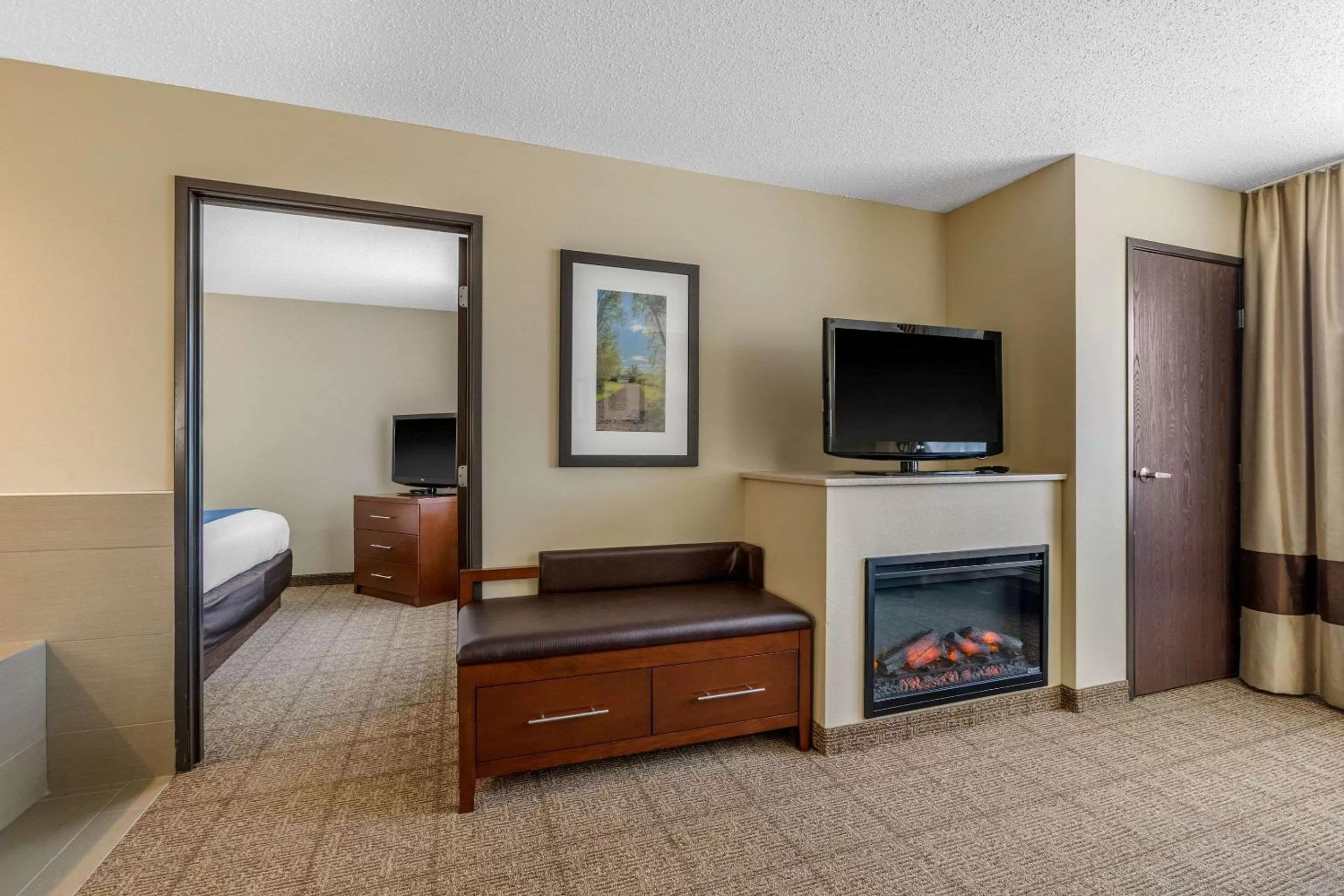 Photo of the whole room, Bed in Comfort Suites