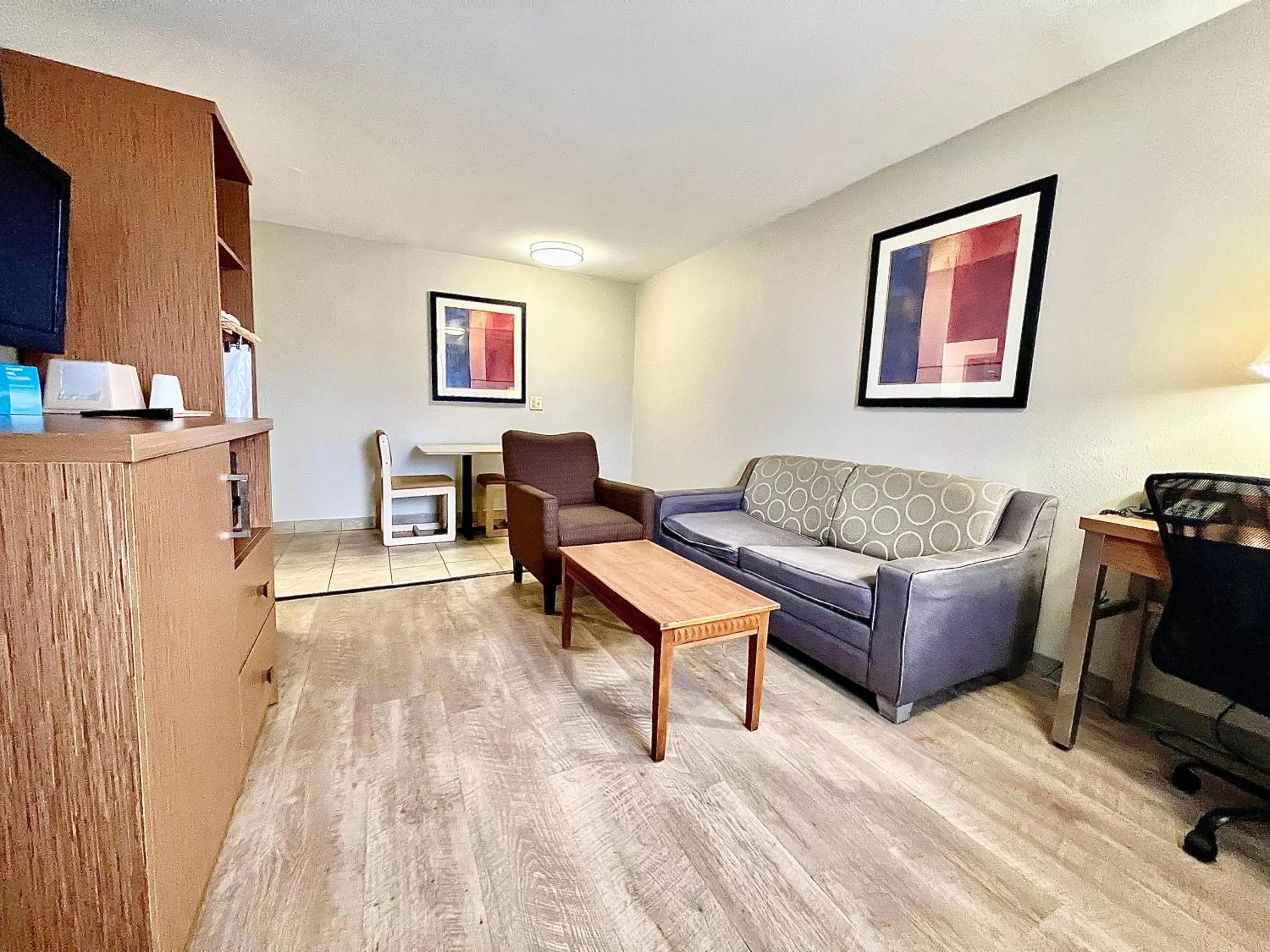 Living room in Days Inn & Suites by Wyndham Arlington Near Six Flags