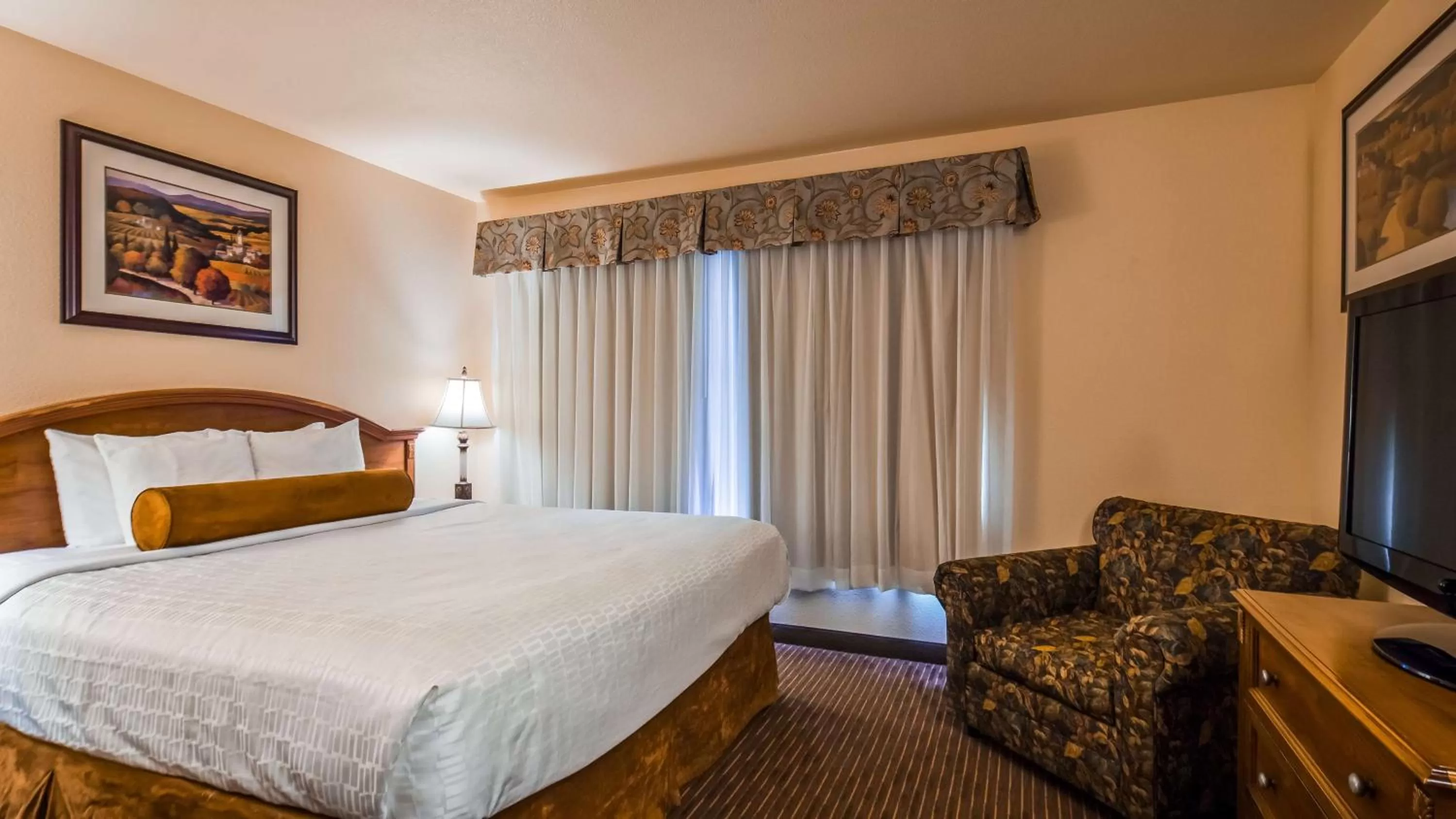 Photo of the whole room, Bed in Best Western El Grande Inn