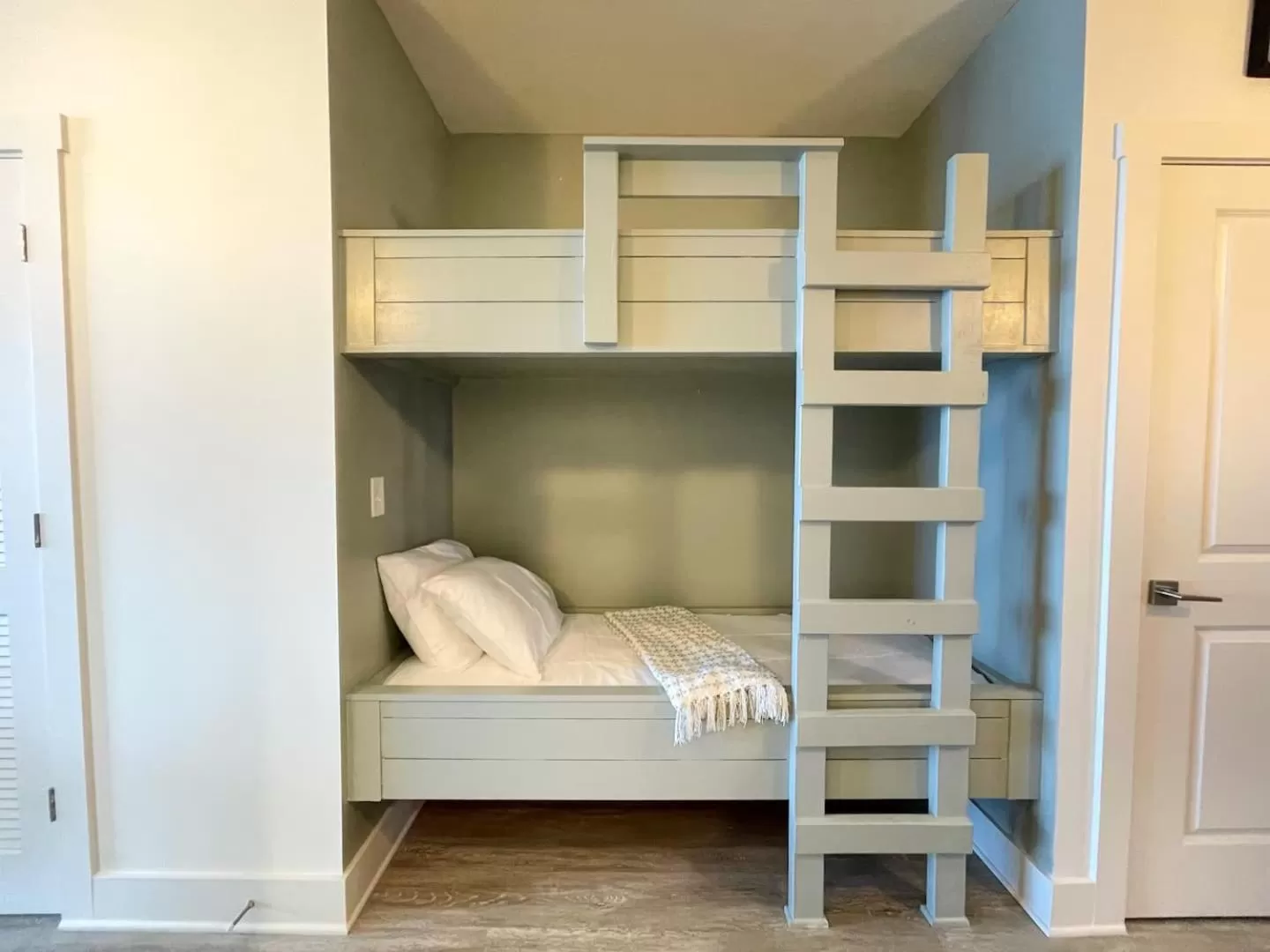 Bed in Calypso 3-2303 Penthouse Level w/ Incredible View!