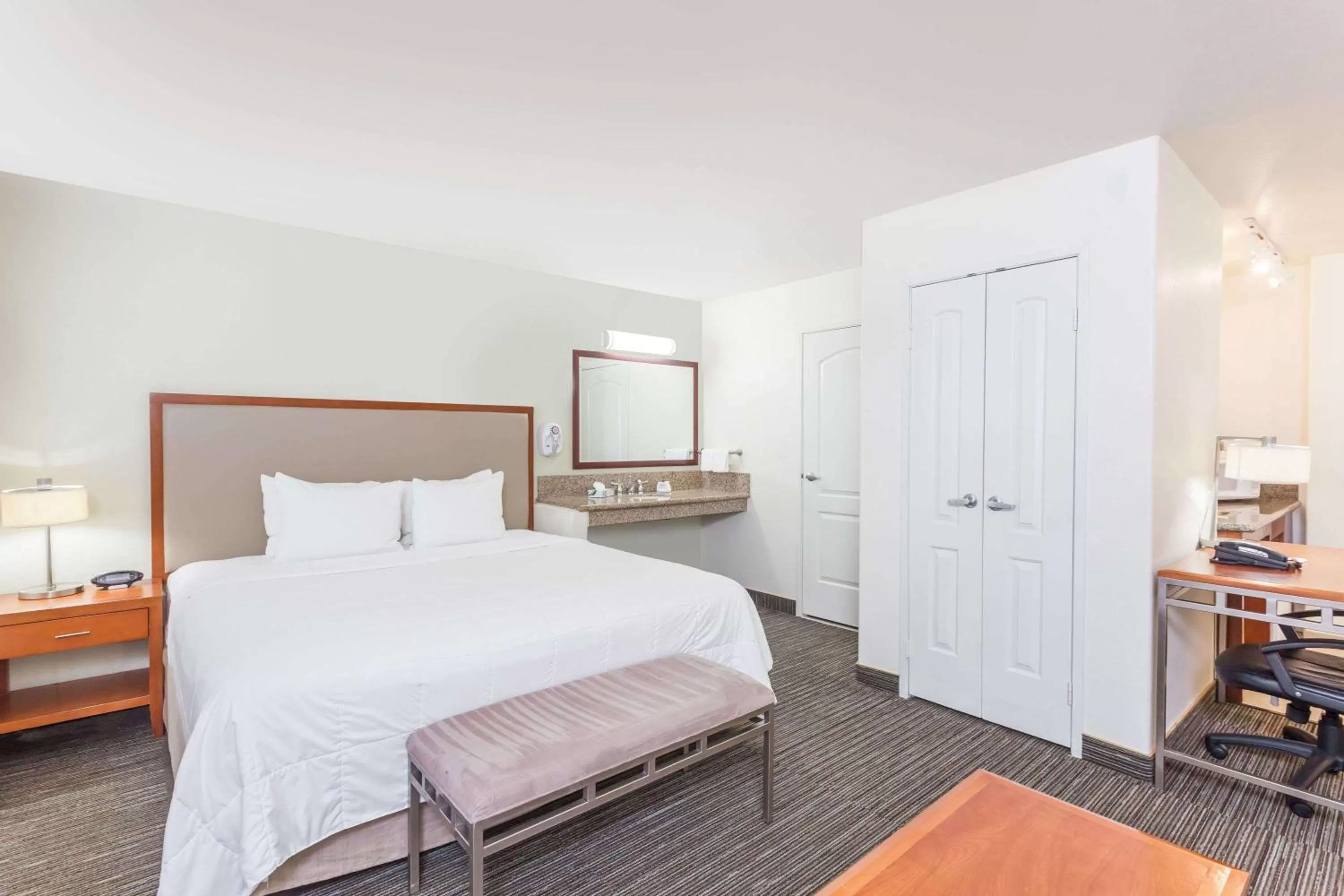 Photo of the whole room, Bed in Hawthorn Suites