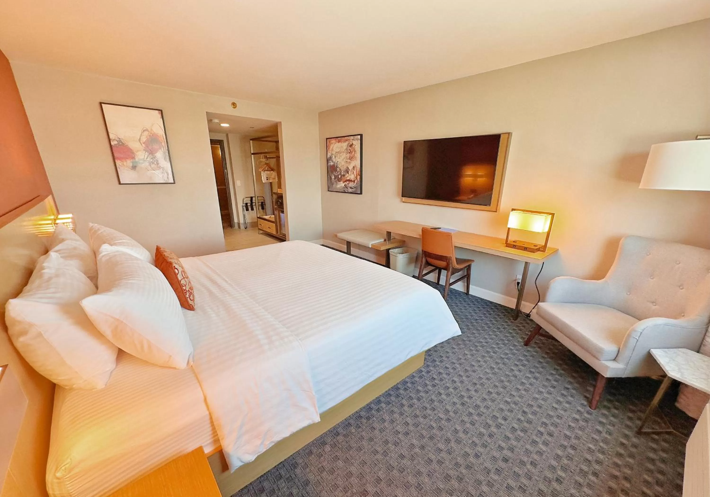 Photo of the whole room, Bed in Lincoln Hotel Monterey Park Los Angeles