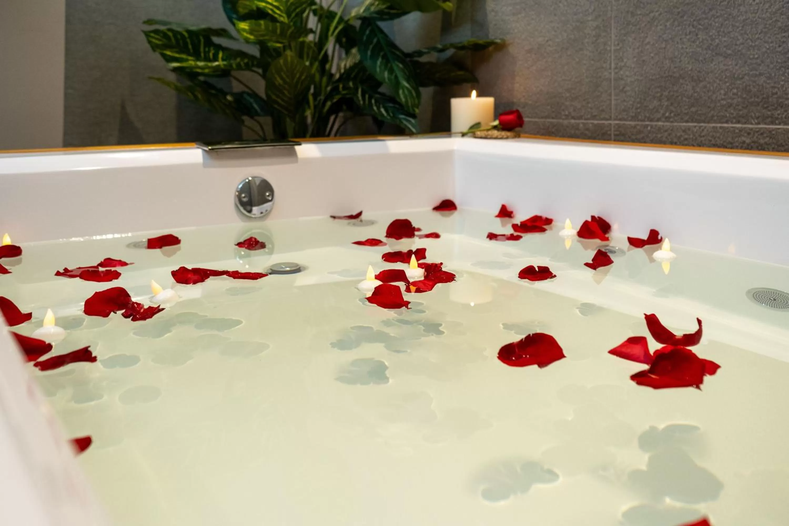 Hot Tub in Eutopiq Hotel