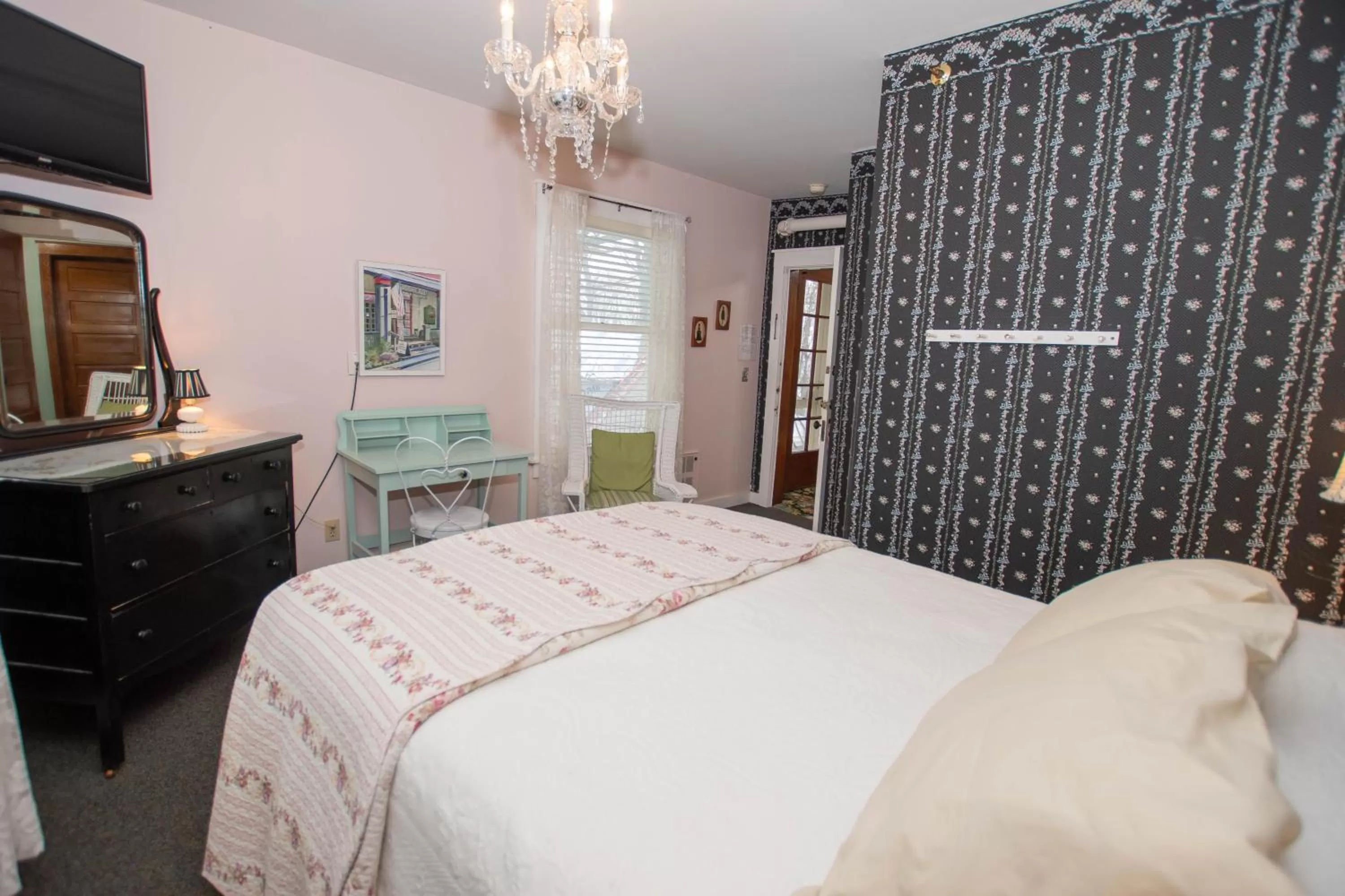 Bedroom, Bed in Terrace Inn and 1911 Restaurant