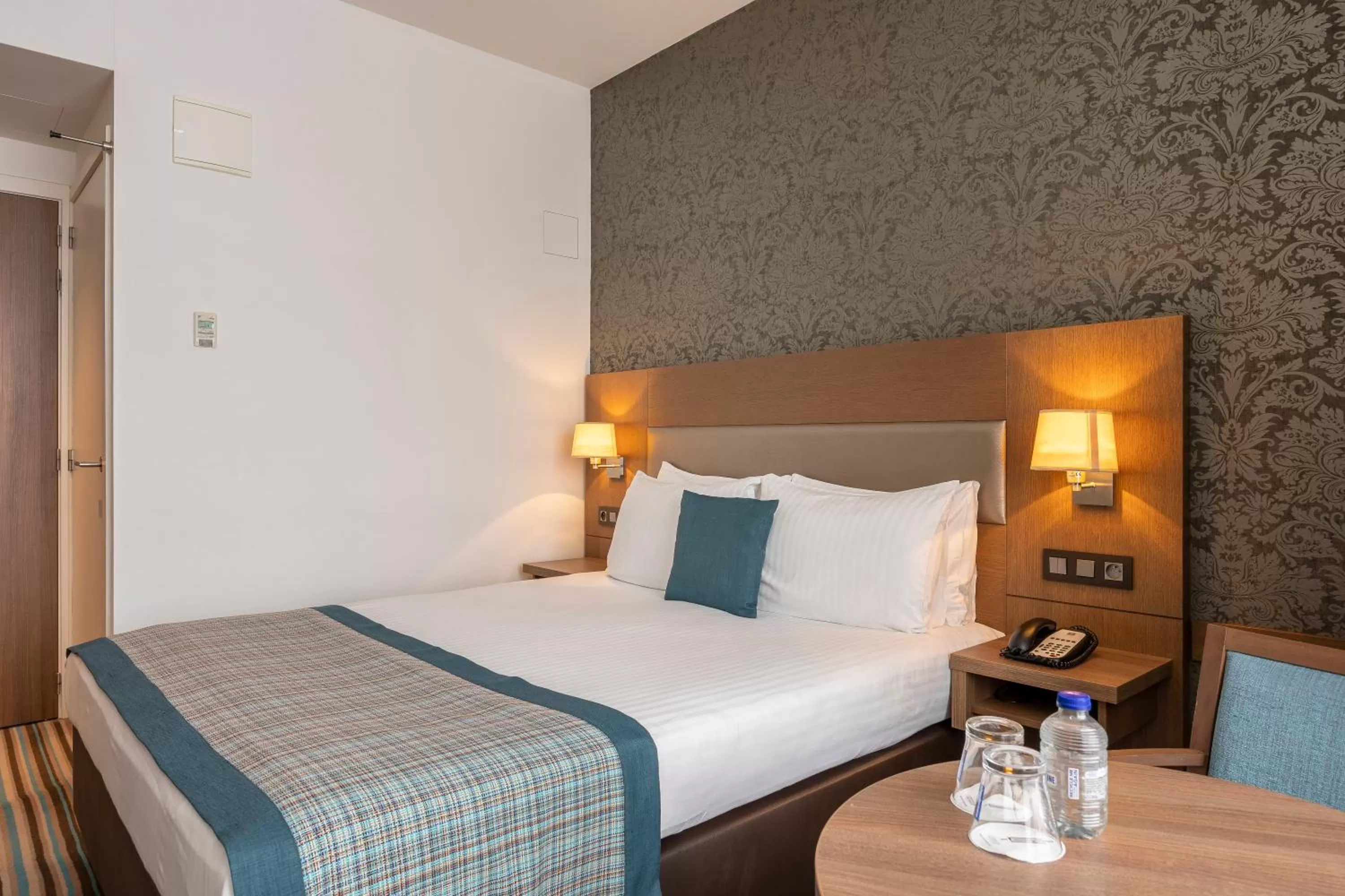 Photo of the whole room, Bed in Leopold Hotel Oudenaarde