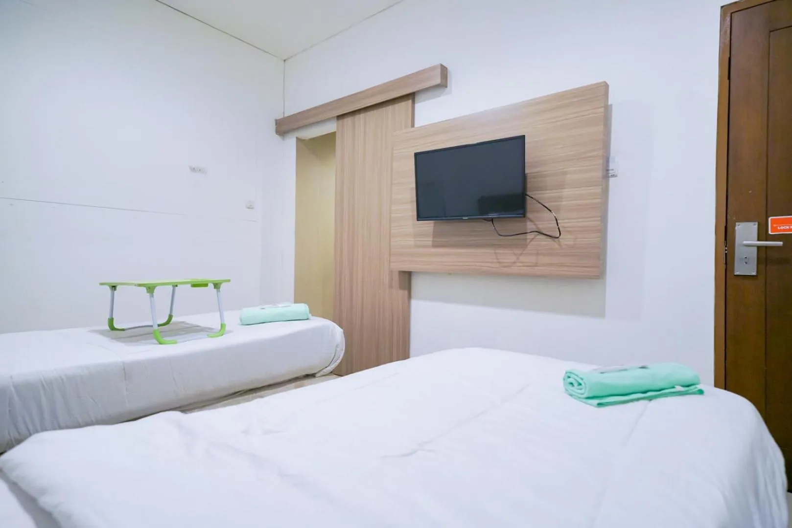 Bedroom, Bed in Urbanview Hotel Bes Mangga Besar by RedDoorz
