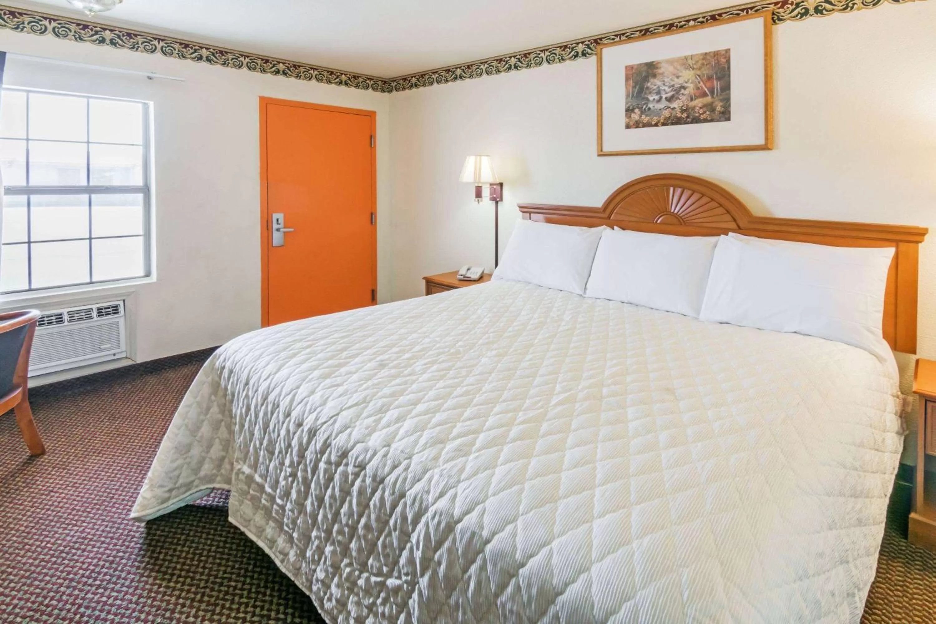 Photo of the whole room, Bed in Travelodge by Wyndham Temple