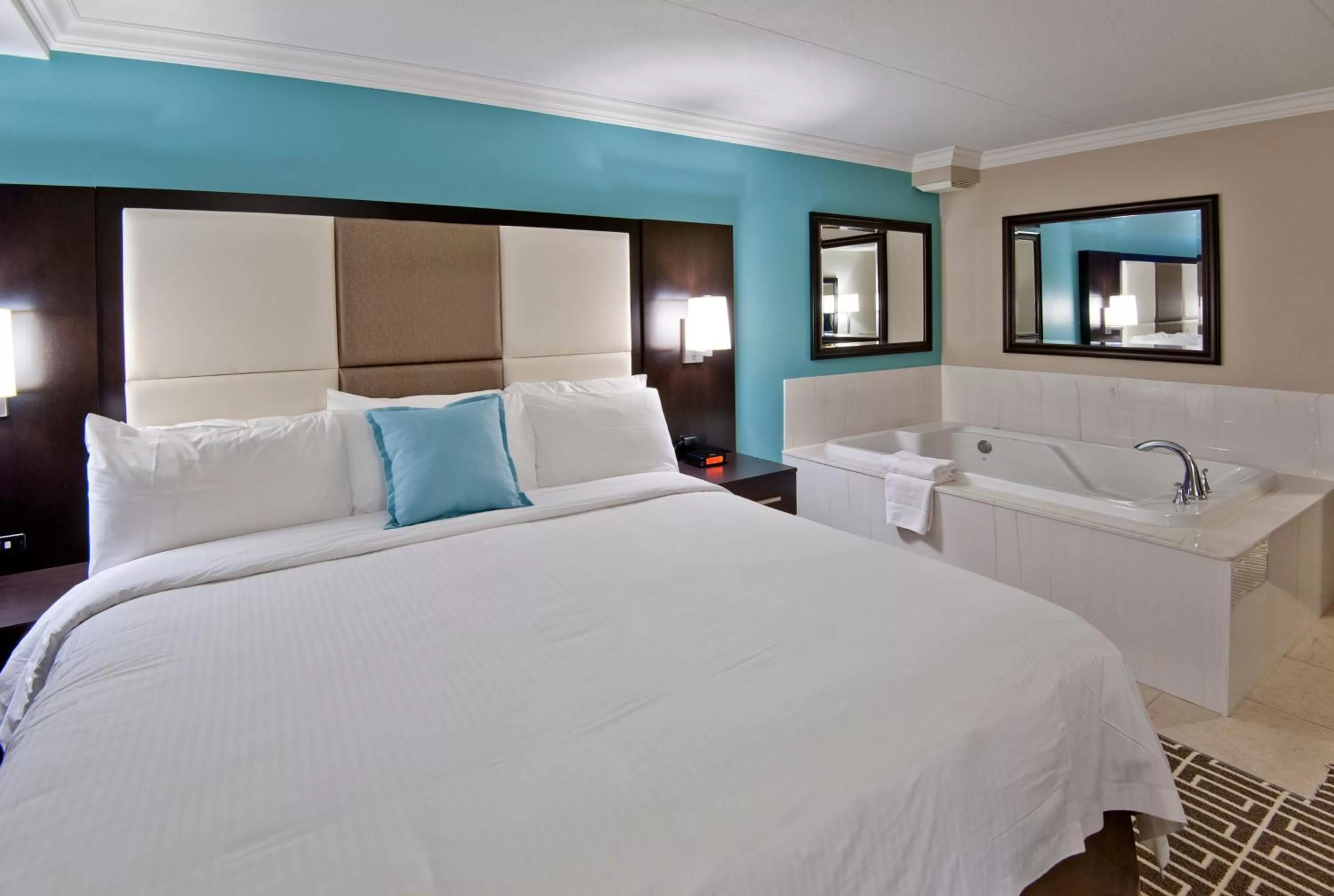 Bedroom, Bed in Visitor's Inn