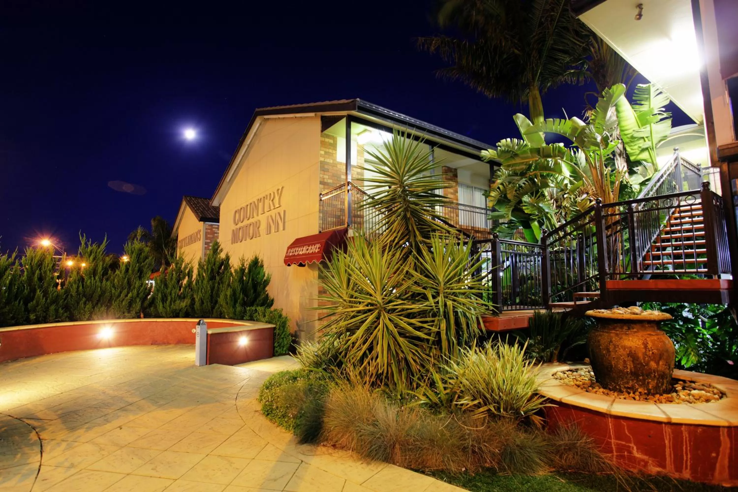 Property building in Cattlemans Country Motor Inn & Serviced Apartments