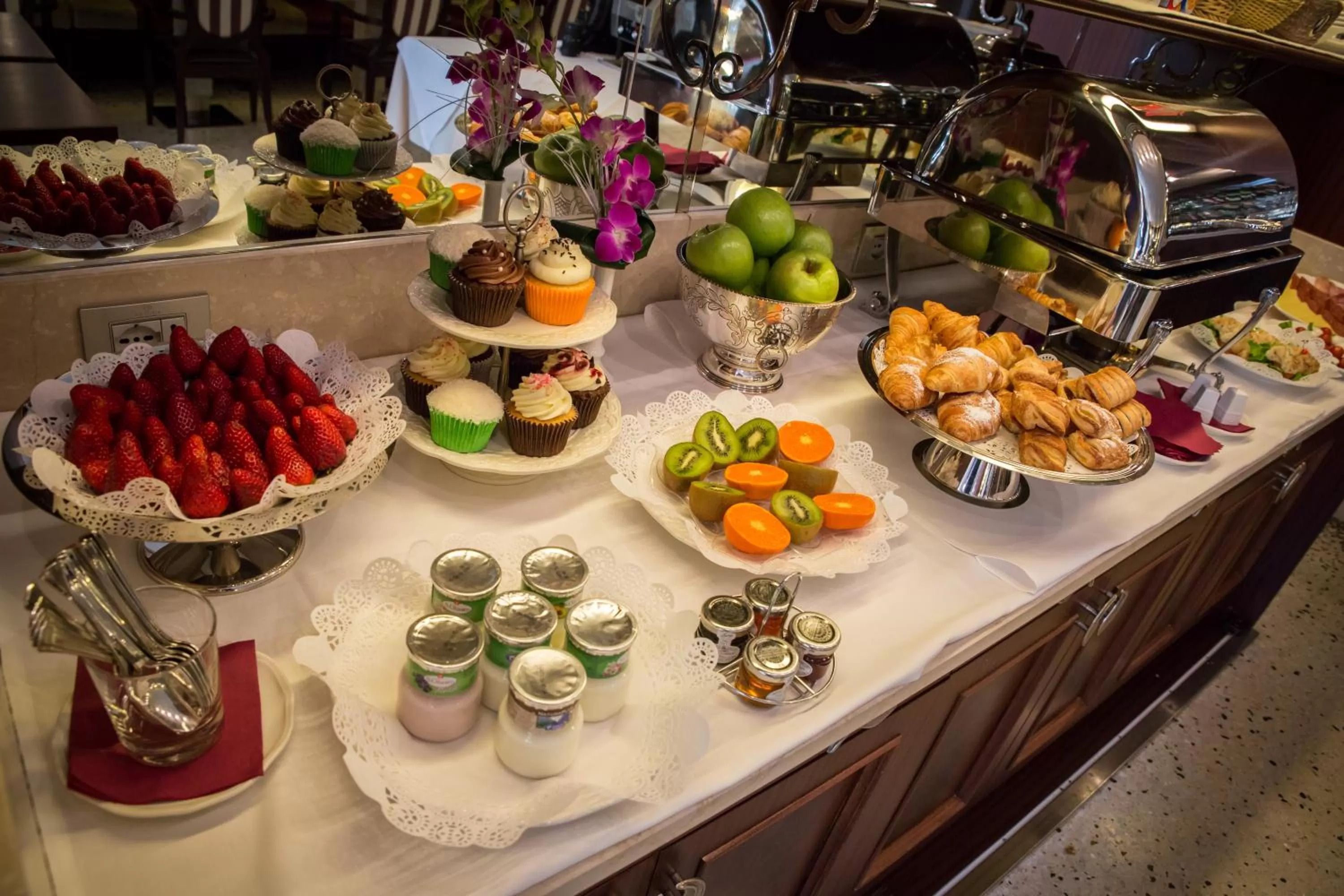 Restaurant/places to eat in Victoria Hotel Letterario