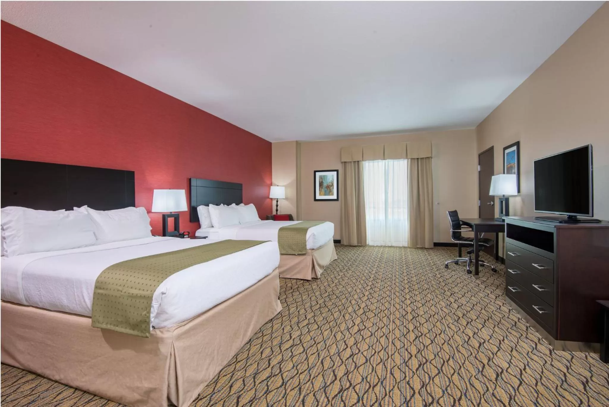 Photo of the whole room, Bed in Holiday Inn Salina by IHG