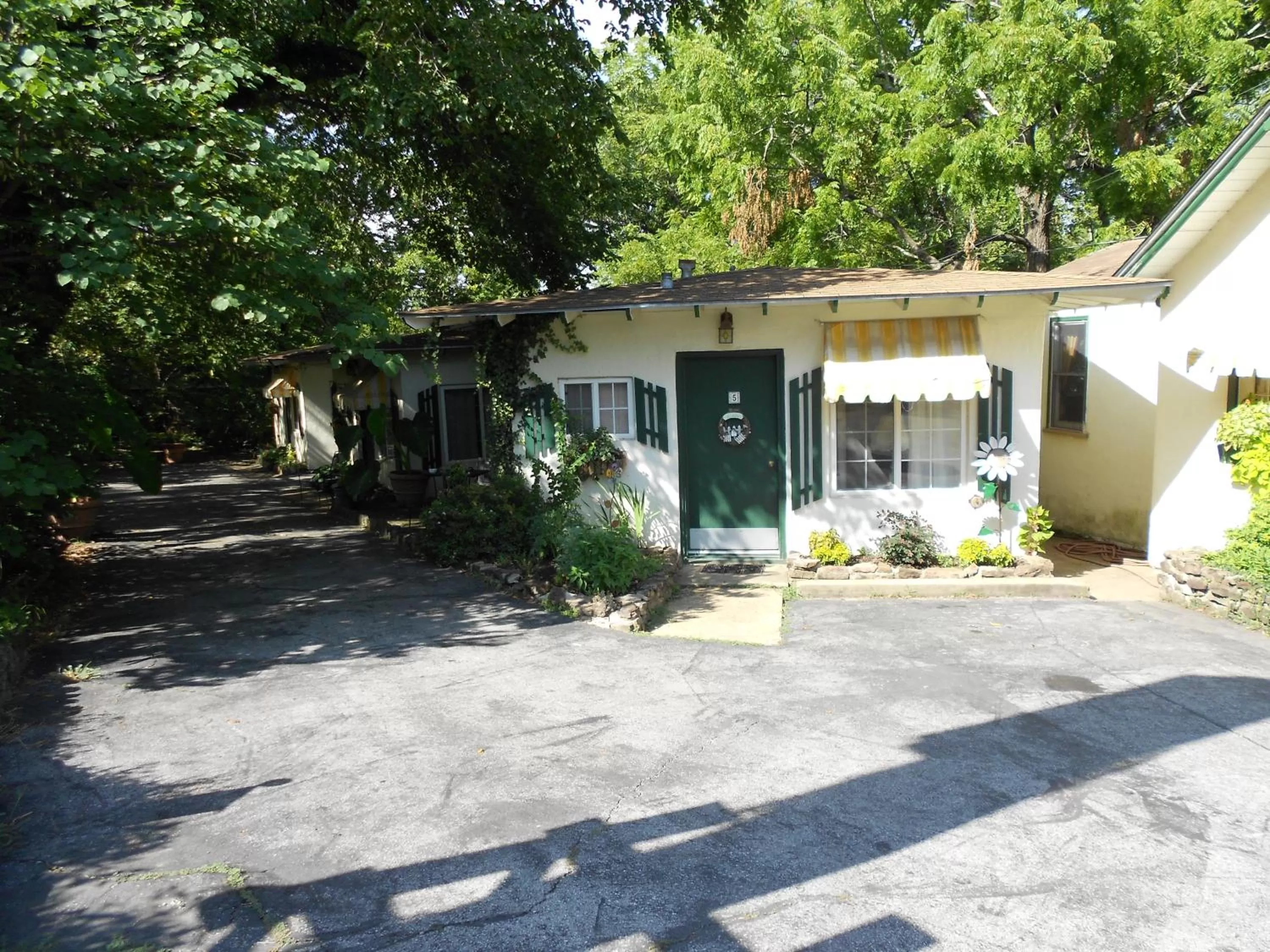Sherwood Court Cottages