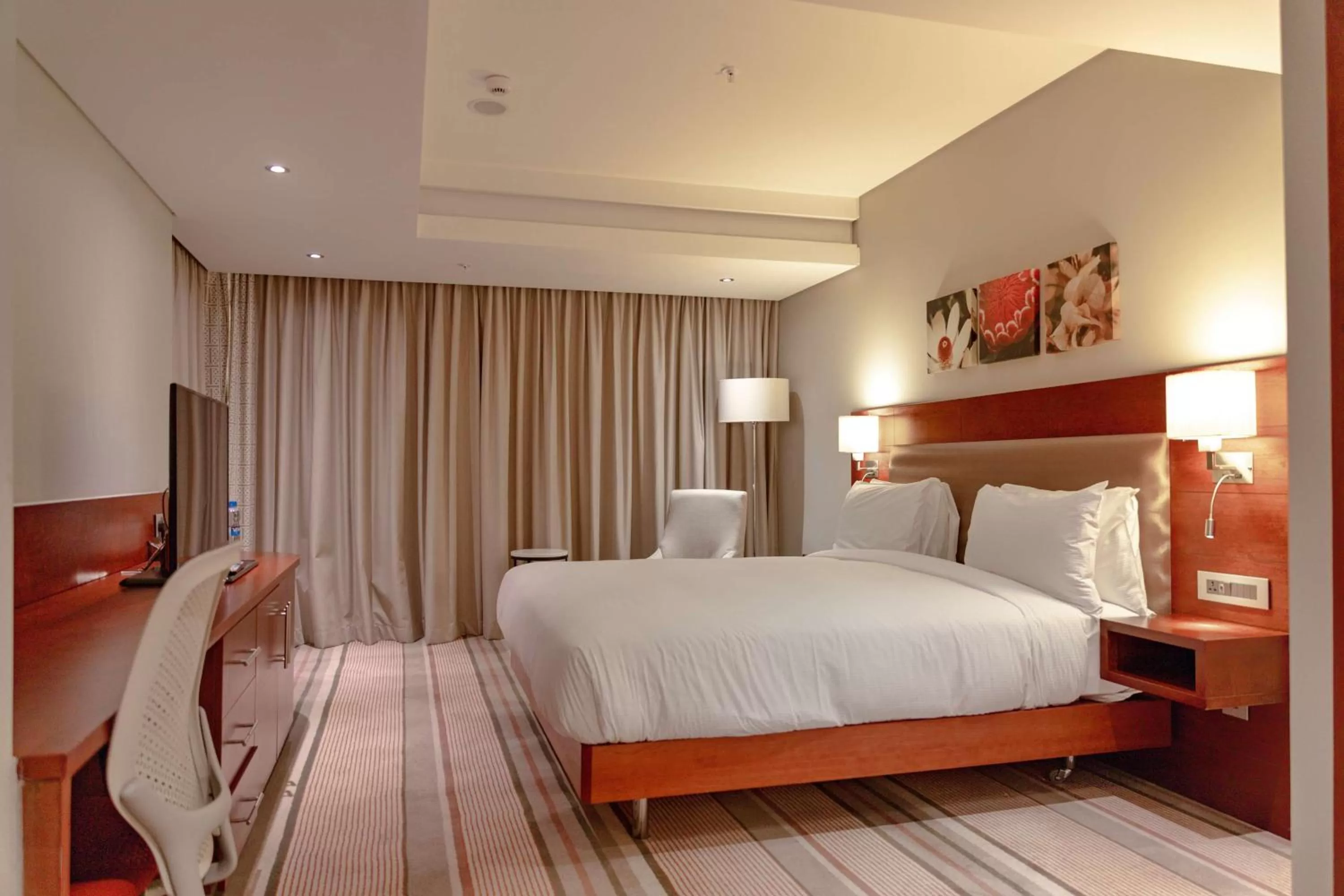 Bedroom, Bed in Hilton Garden Inn Society Business Park