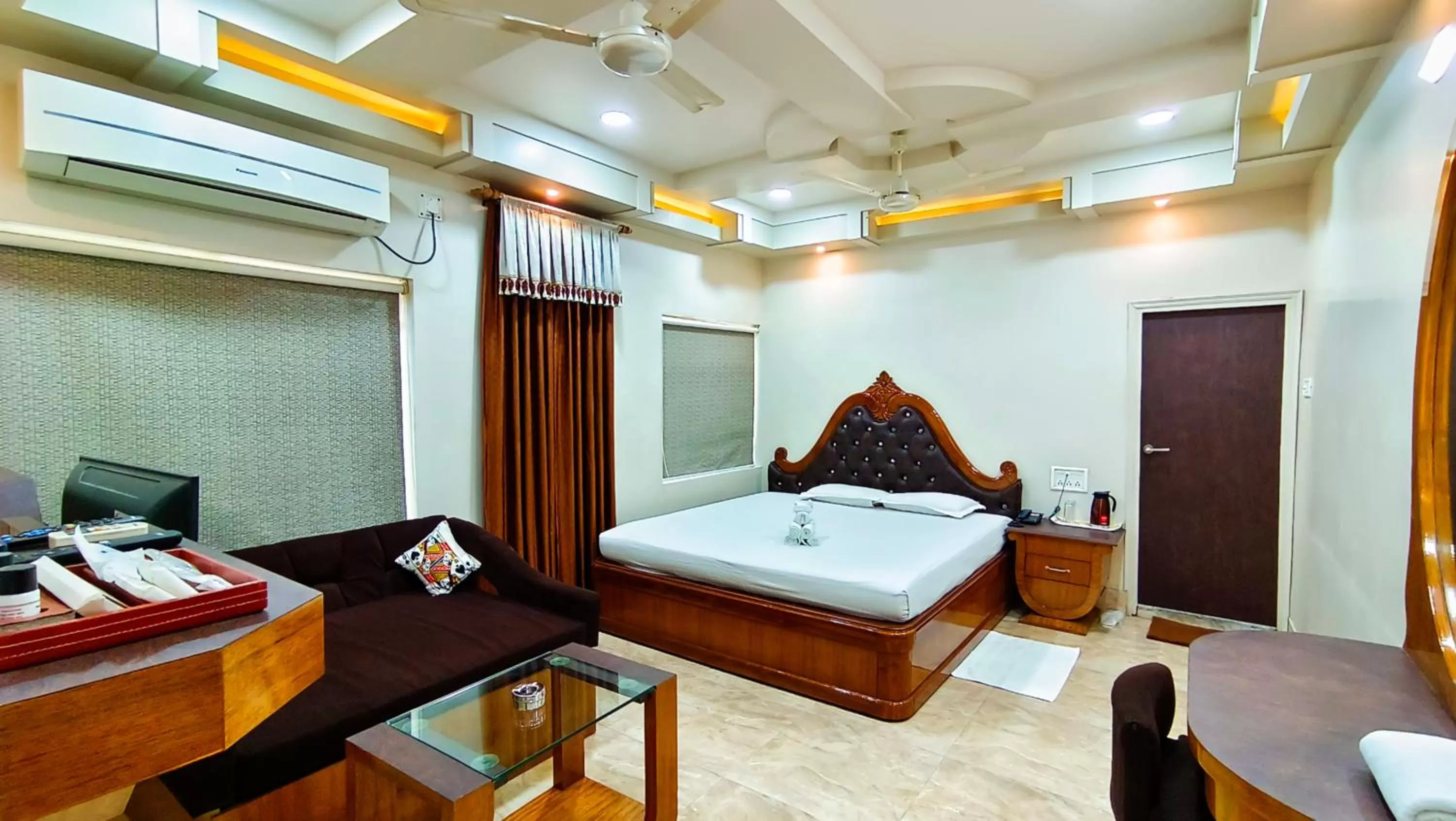 Bed in Hotel Samrat