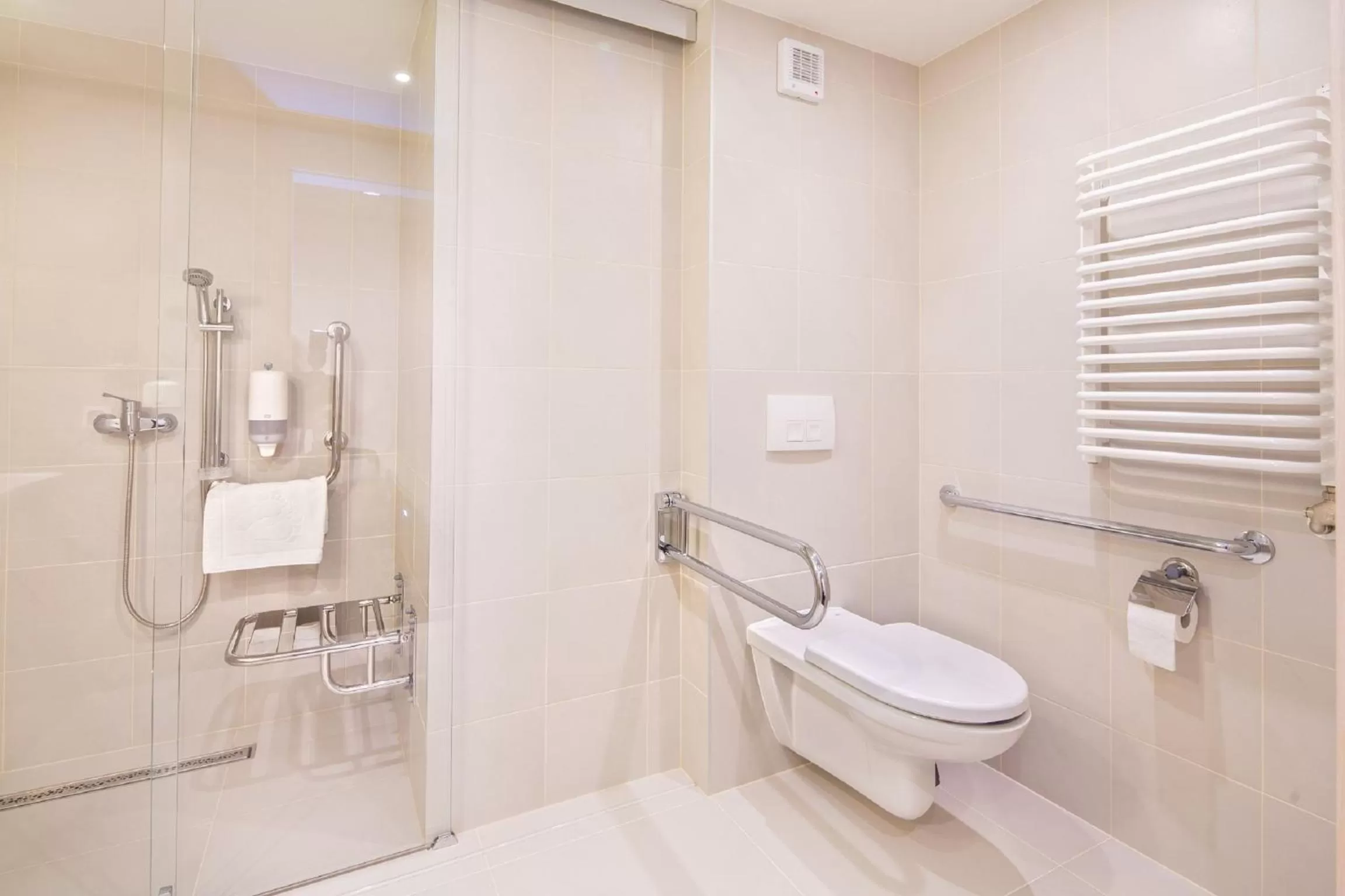 Bathroom in Automobil Hotel