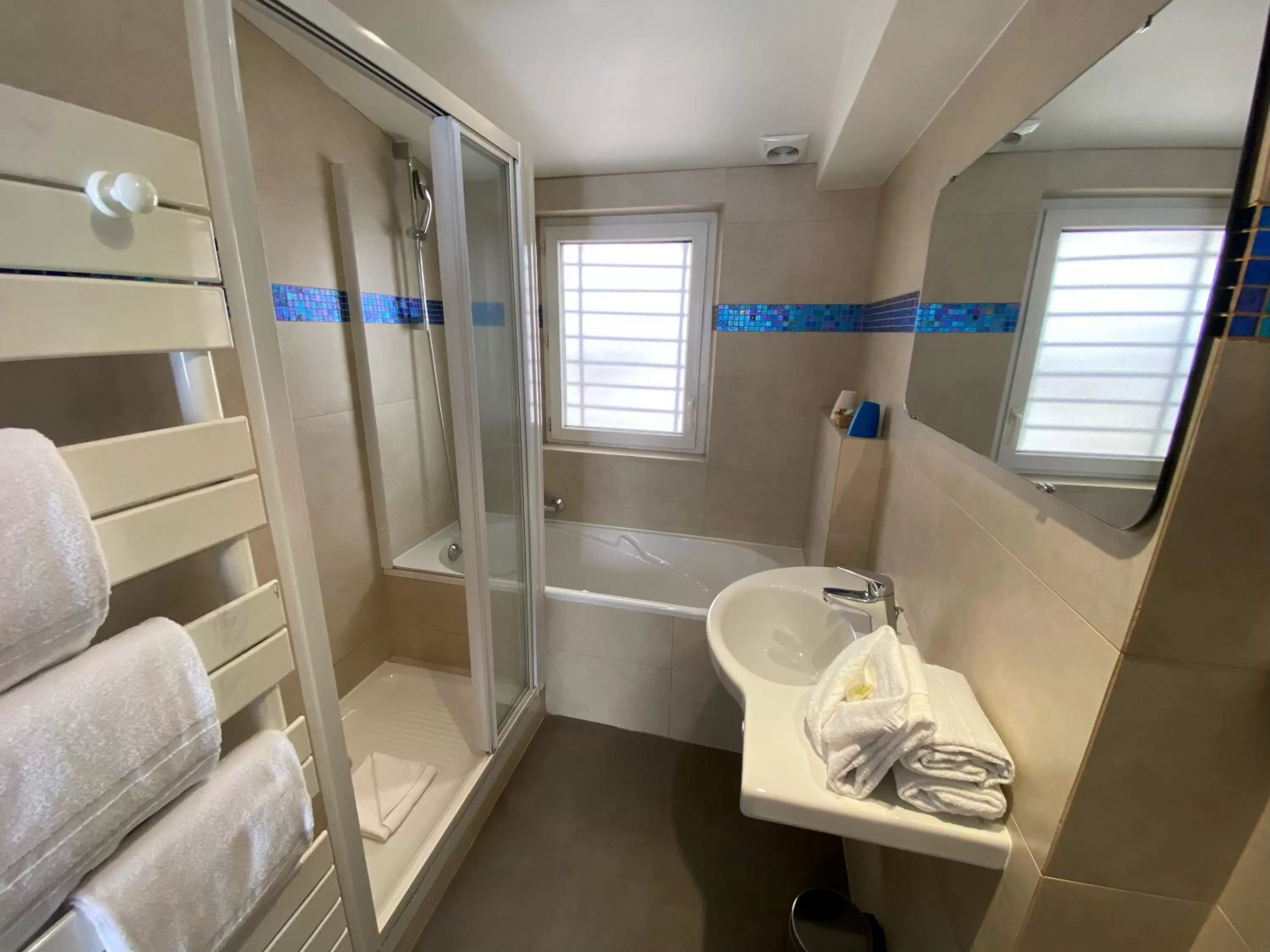 Shower in Hôtel de la Fontaine