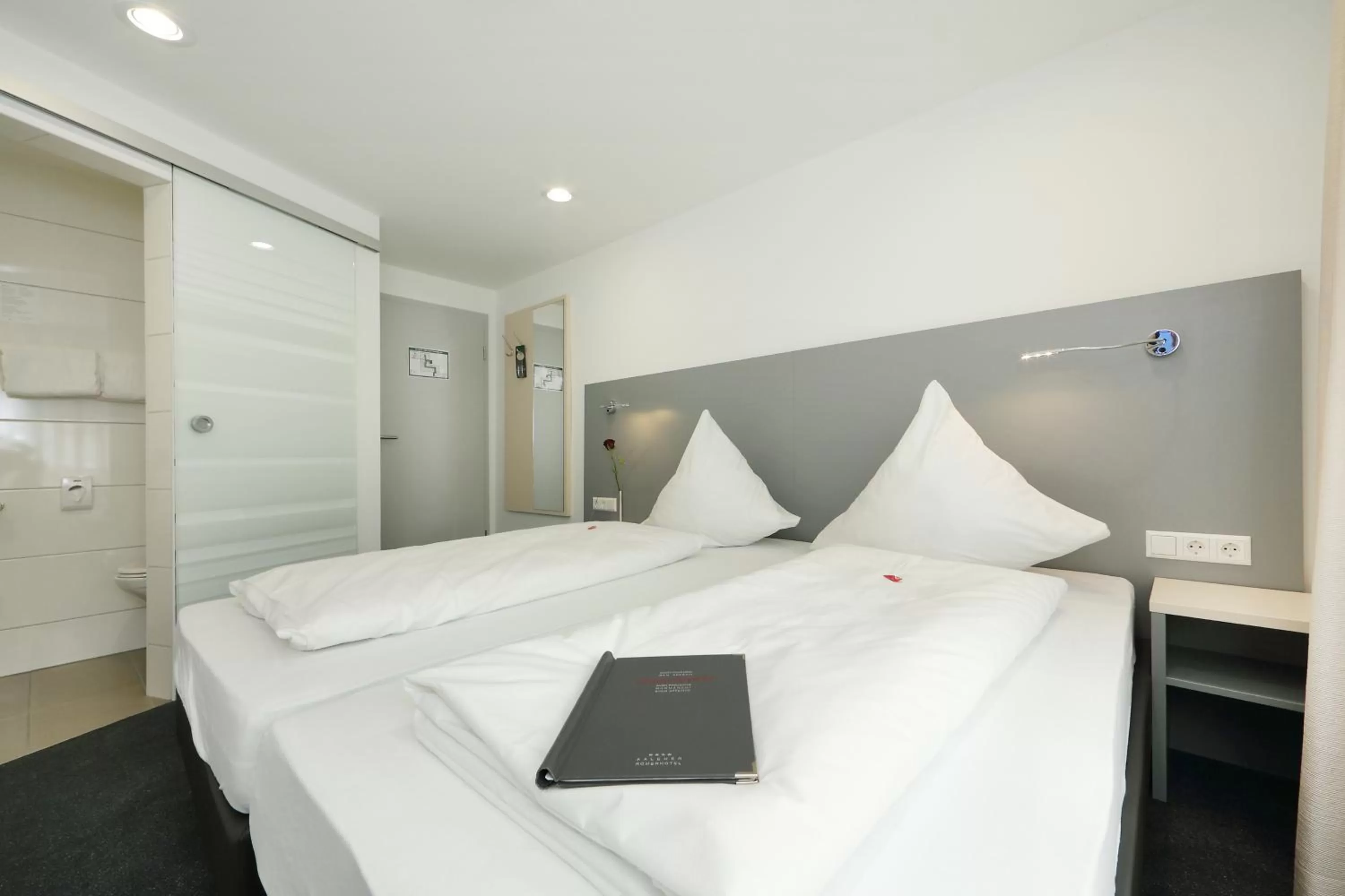 Photo of the whole room, Bed in Aalener Römerhotel aWL