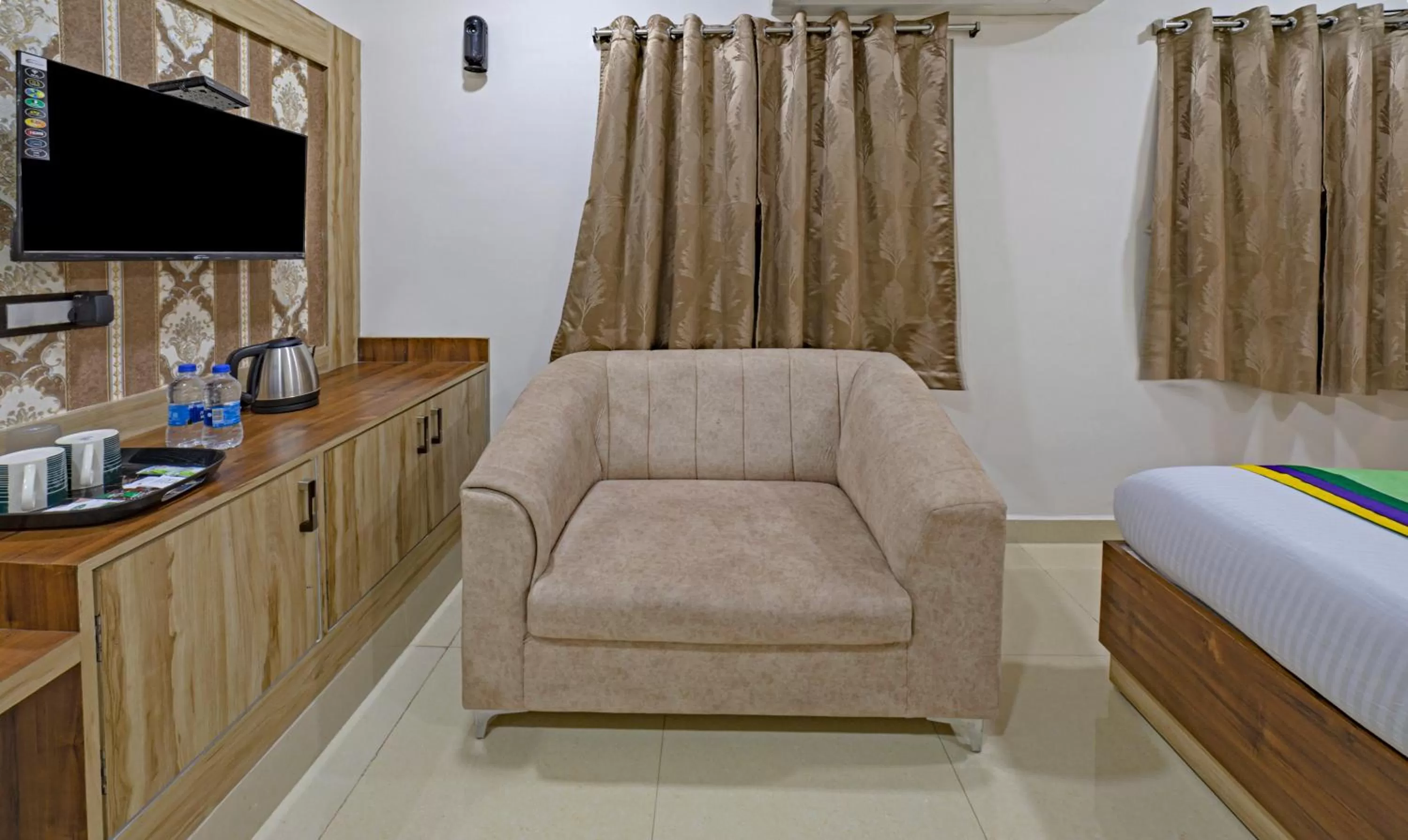 Seating area, Bed in Treebo Seven Inn