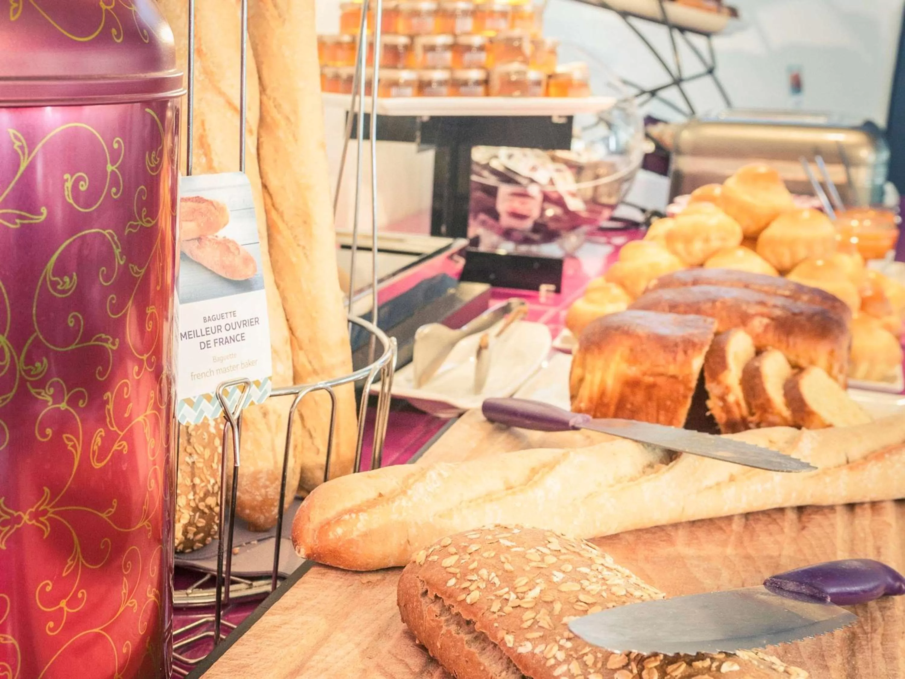 Restaurant/places to eat in Mercure Paris Centre Tour Eiffel