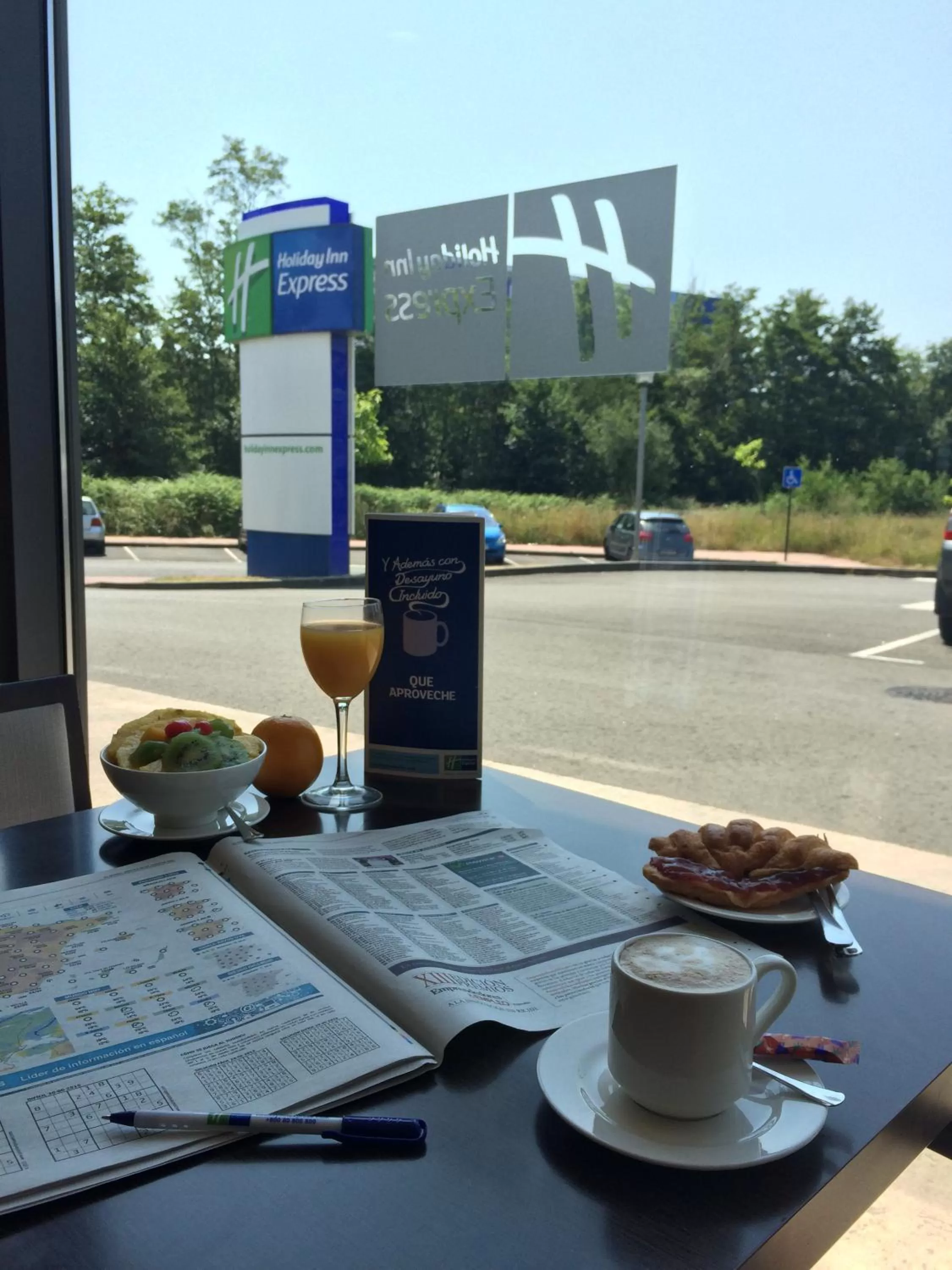 Restaurant/places to eat in Holiday Inn Express Bilbao Airport by IHG