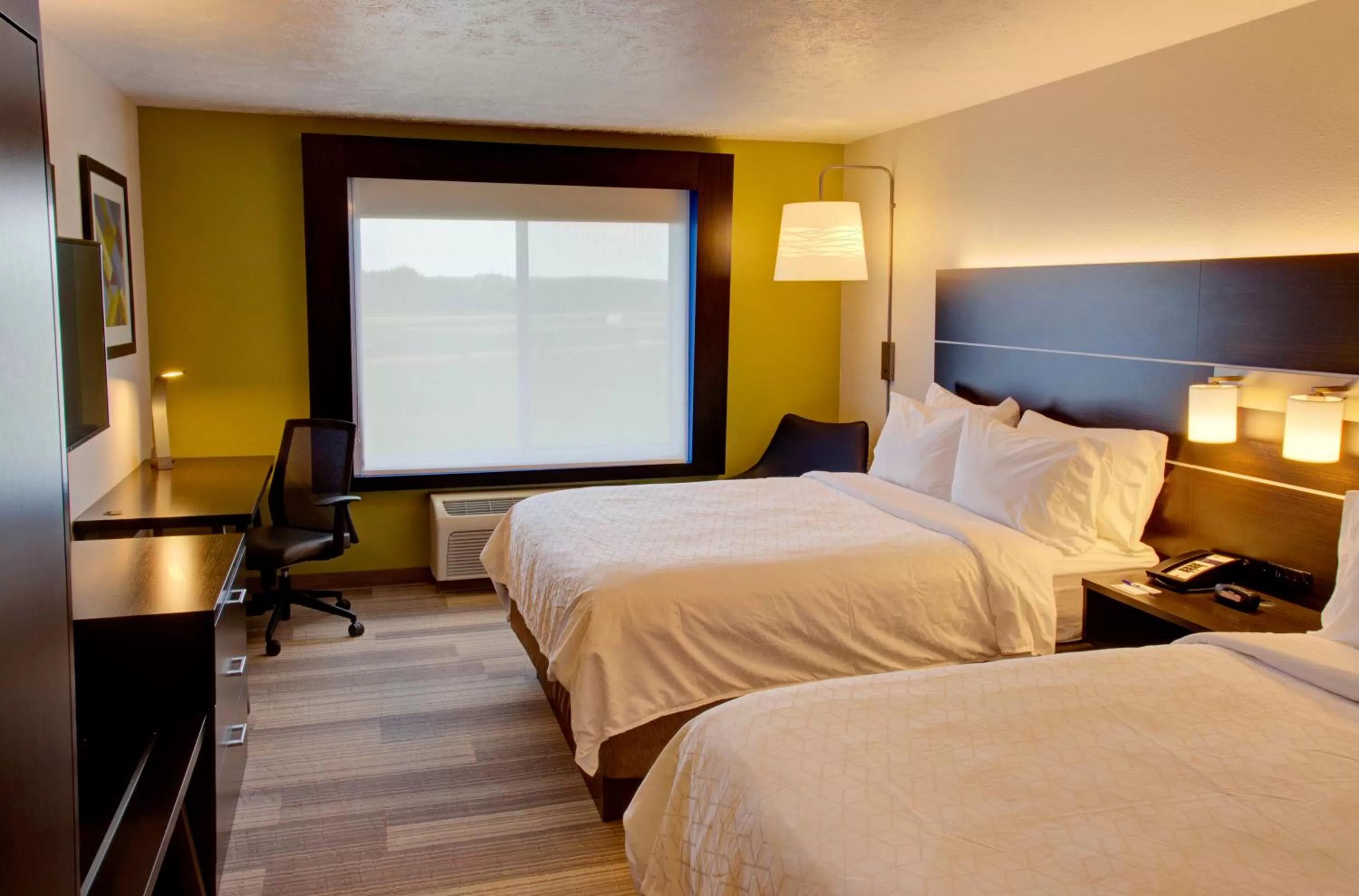 Photo of the whole room, Bed in Holiday Inn Express & Suites Le Mars by IHG