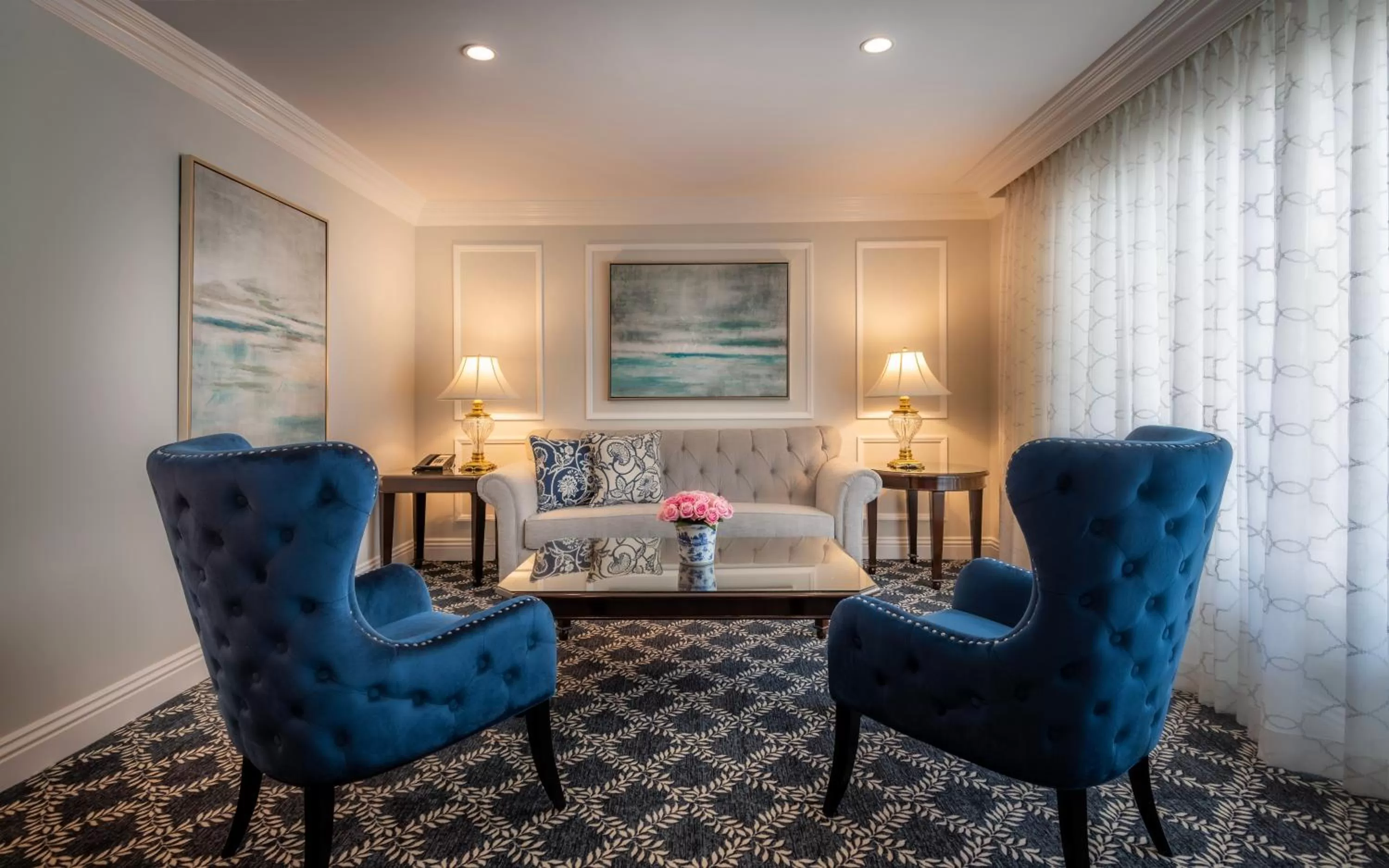 Living room in Beverly Hills Plaza Hotel & Spa