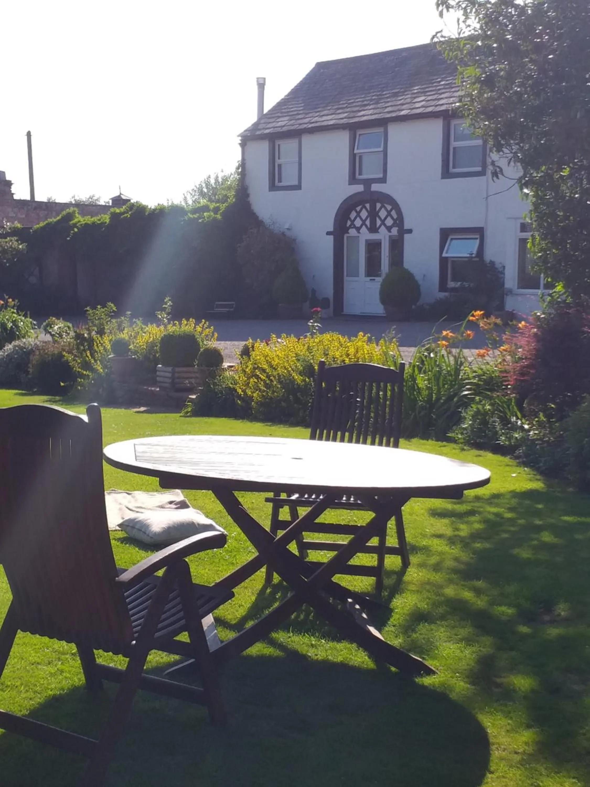 Facade/entrance in The White House Guest House