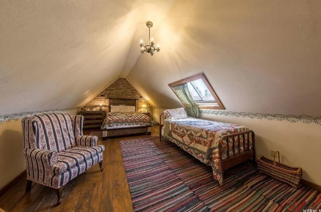 Bed in The Mulberry Inn -An Historic Bed and Breakfast